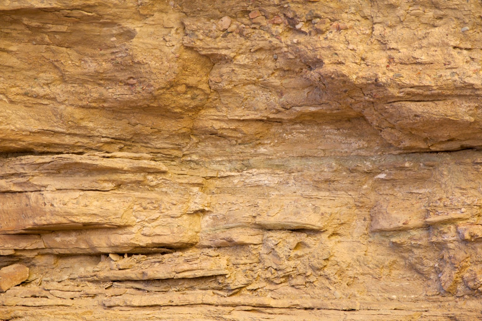 Oberfläche von gelbem Gestein mit detaillierter Textur und Schichten