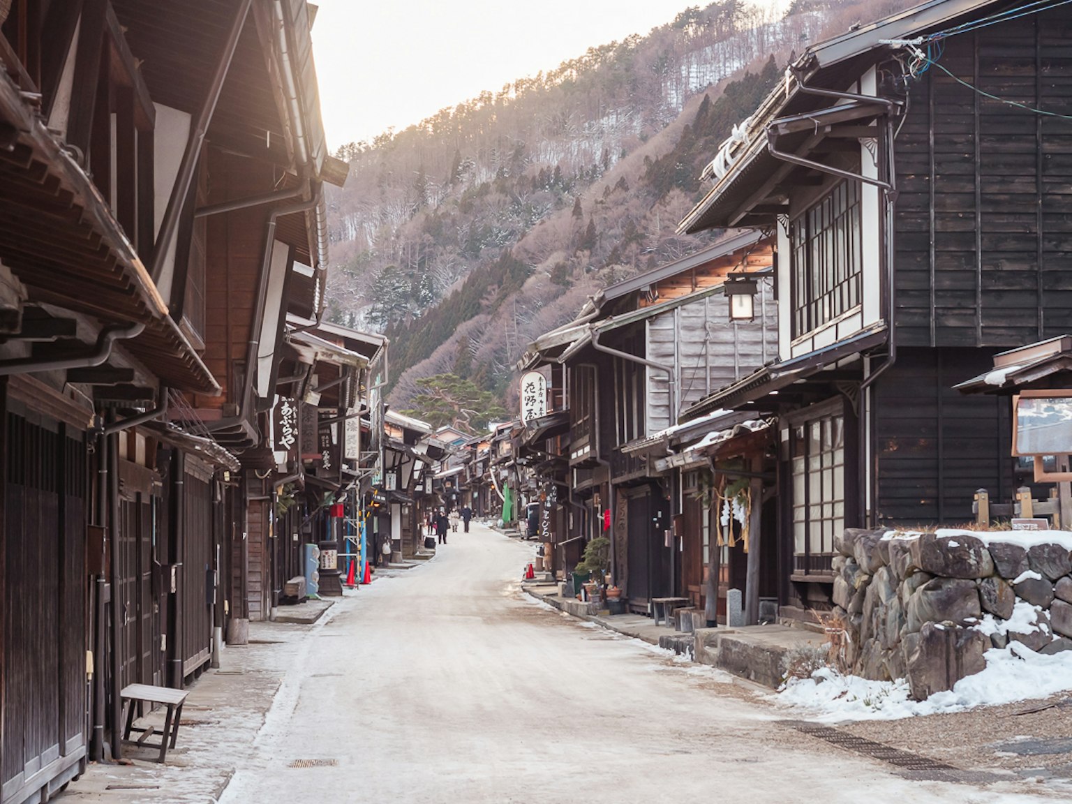 조용한 겨울의 일본 오래된 마을 거리 풍경