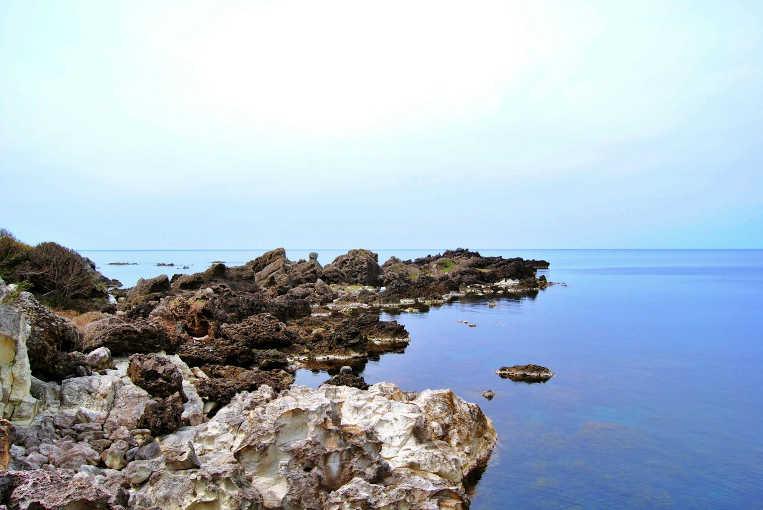 Paesaggio marittimo sereno con costa rocciosa