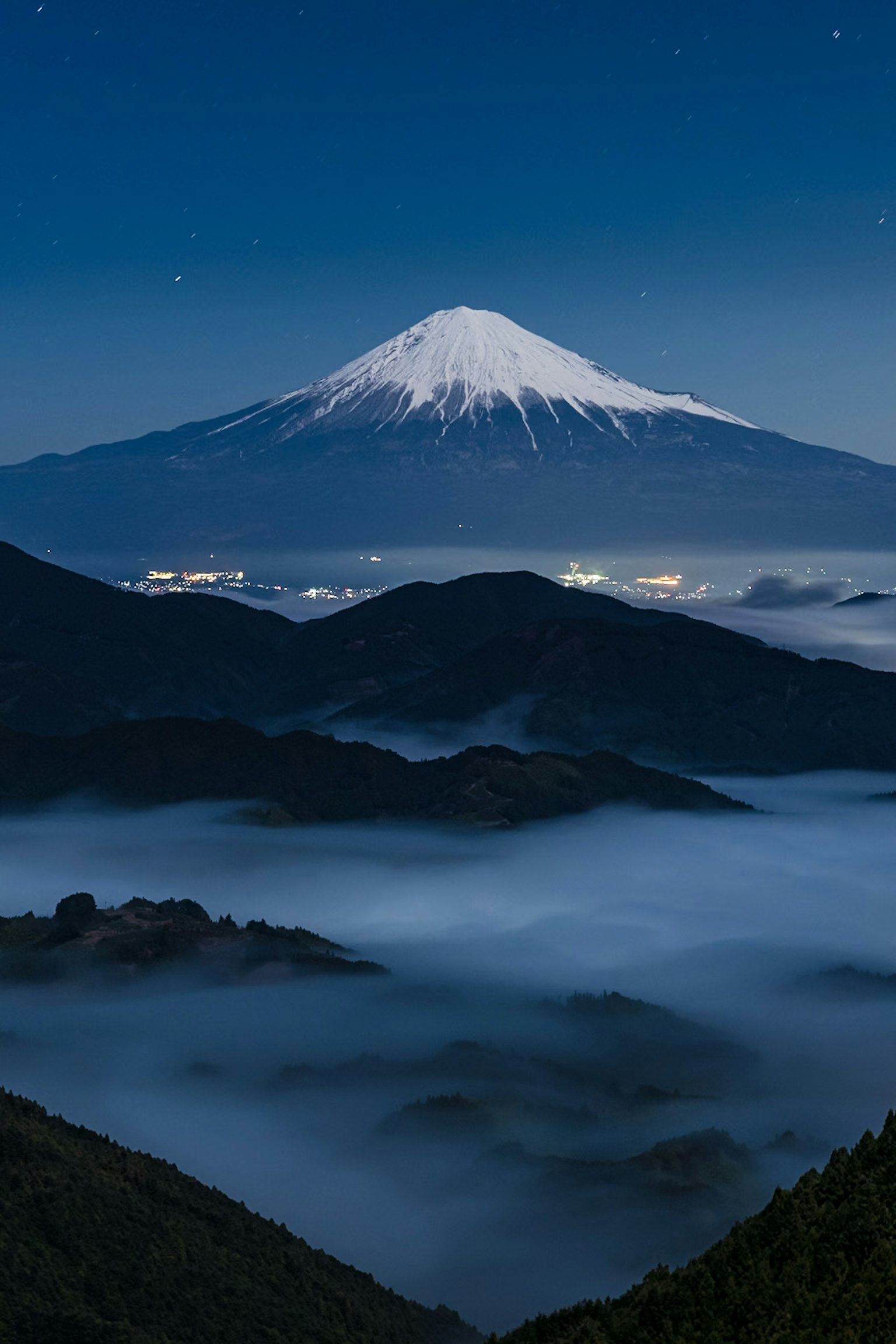 富士山夜景与云海的美丽风景