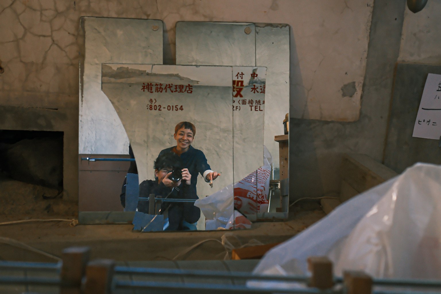 鏡に映る人物が廃墟の中にいる様子