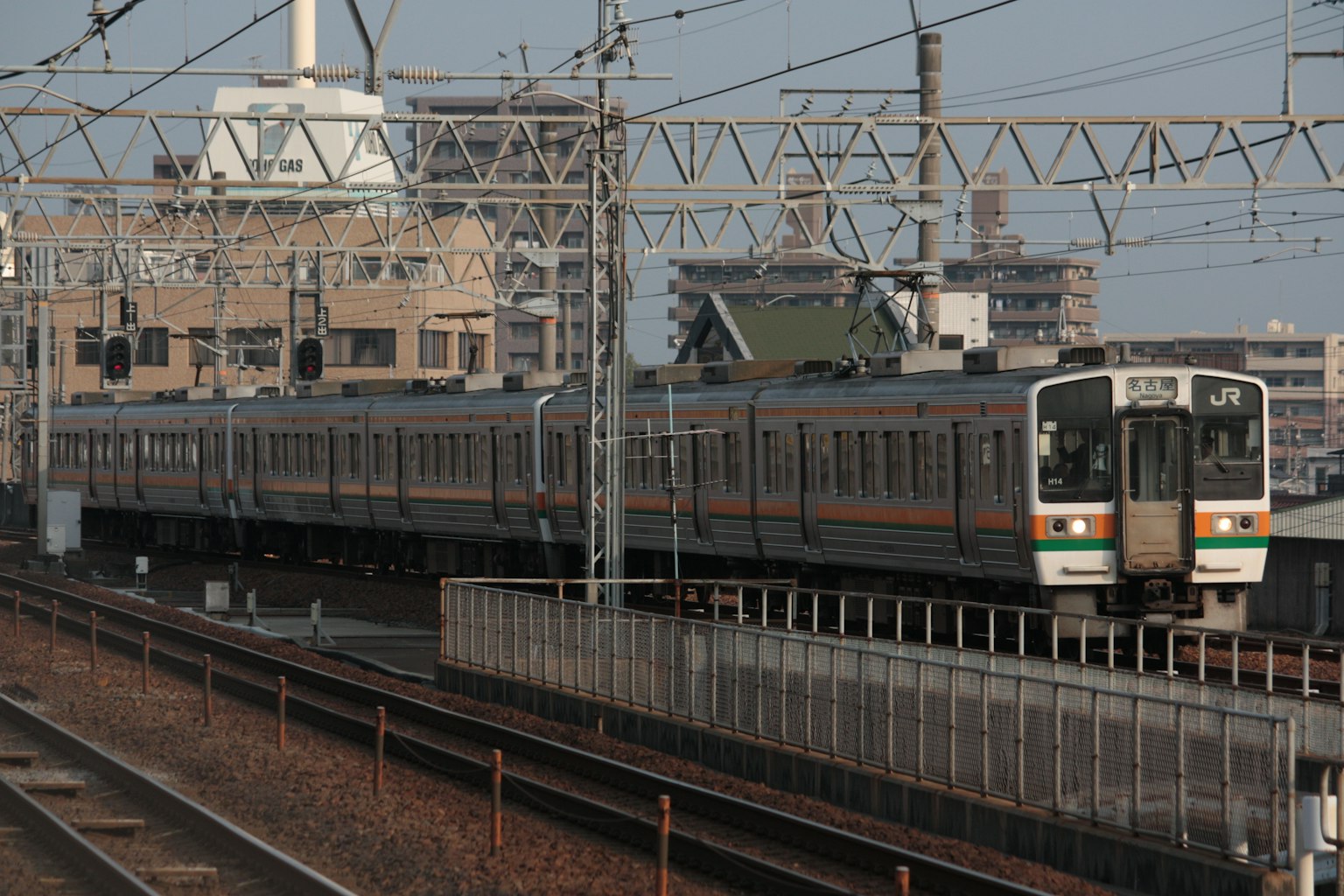 Kereta melintas di rel dalam pemandangan urban
