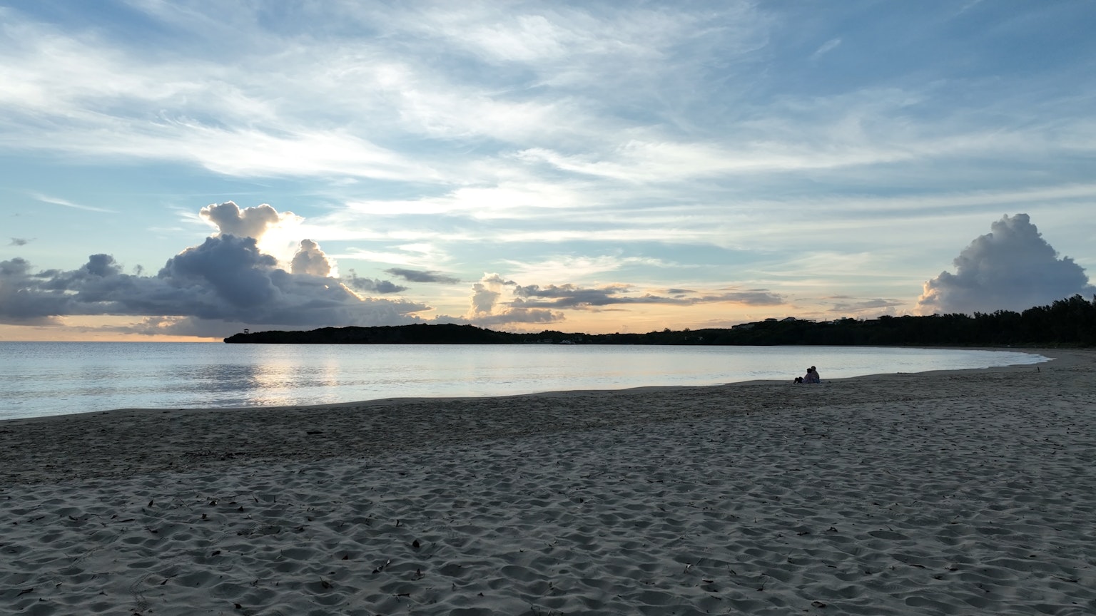Hermosa escena de playa con mar tranquilo y colores del cielo