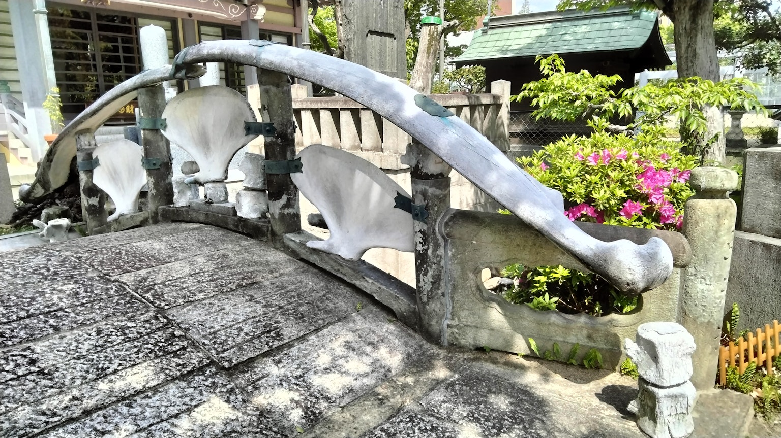 Eine schöne Steinbrücke mit Blumenverzierungen
