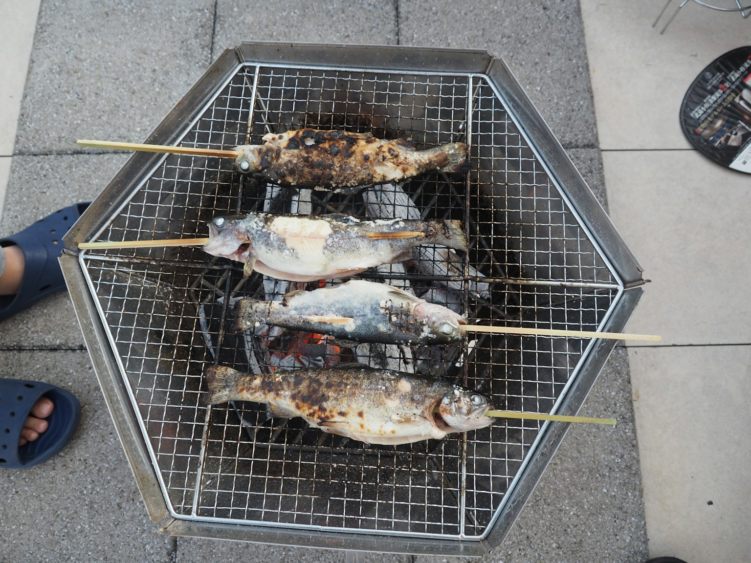 Brochetas de pescado a la parrilla sobre fuego de carbón