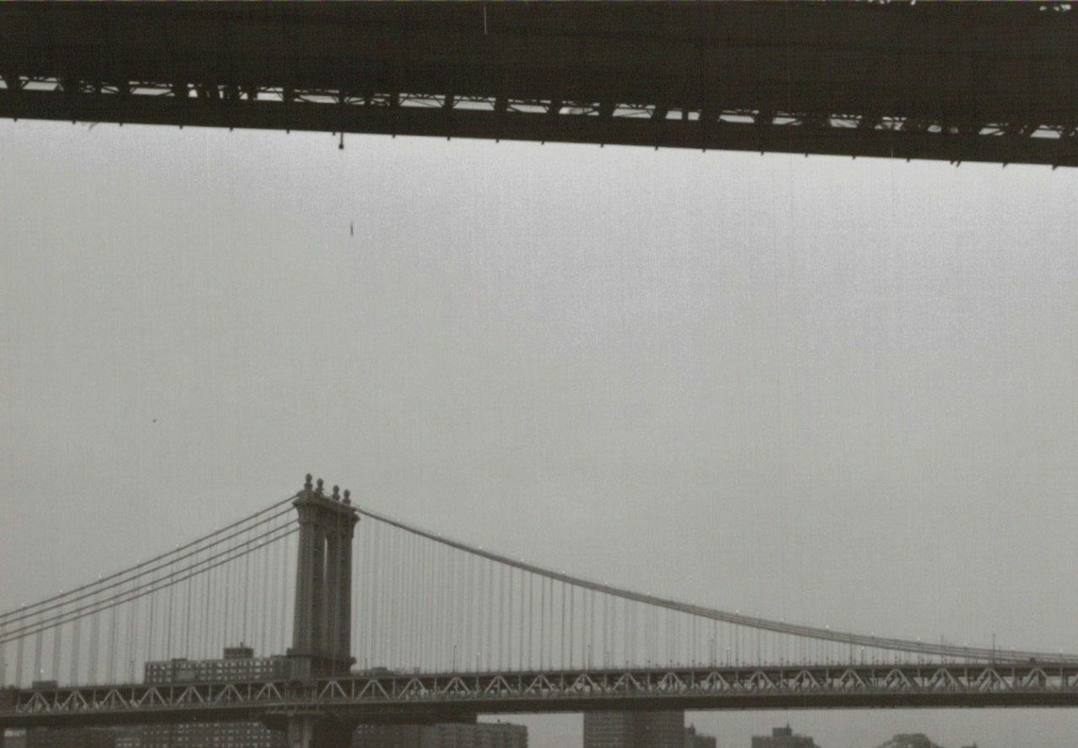 Schwarzweißfoto der Manhattan-Brücke unter einem bewölkten Himmel