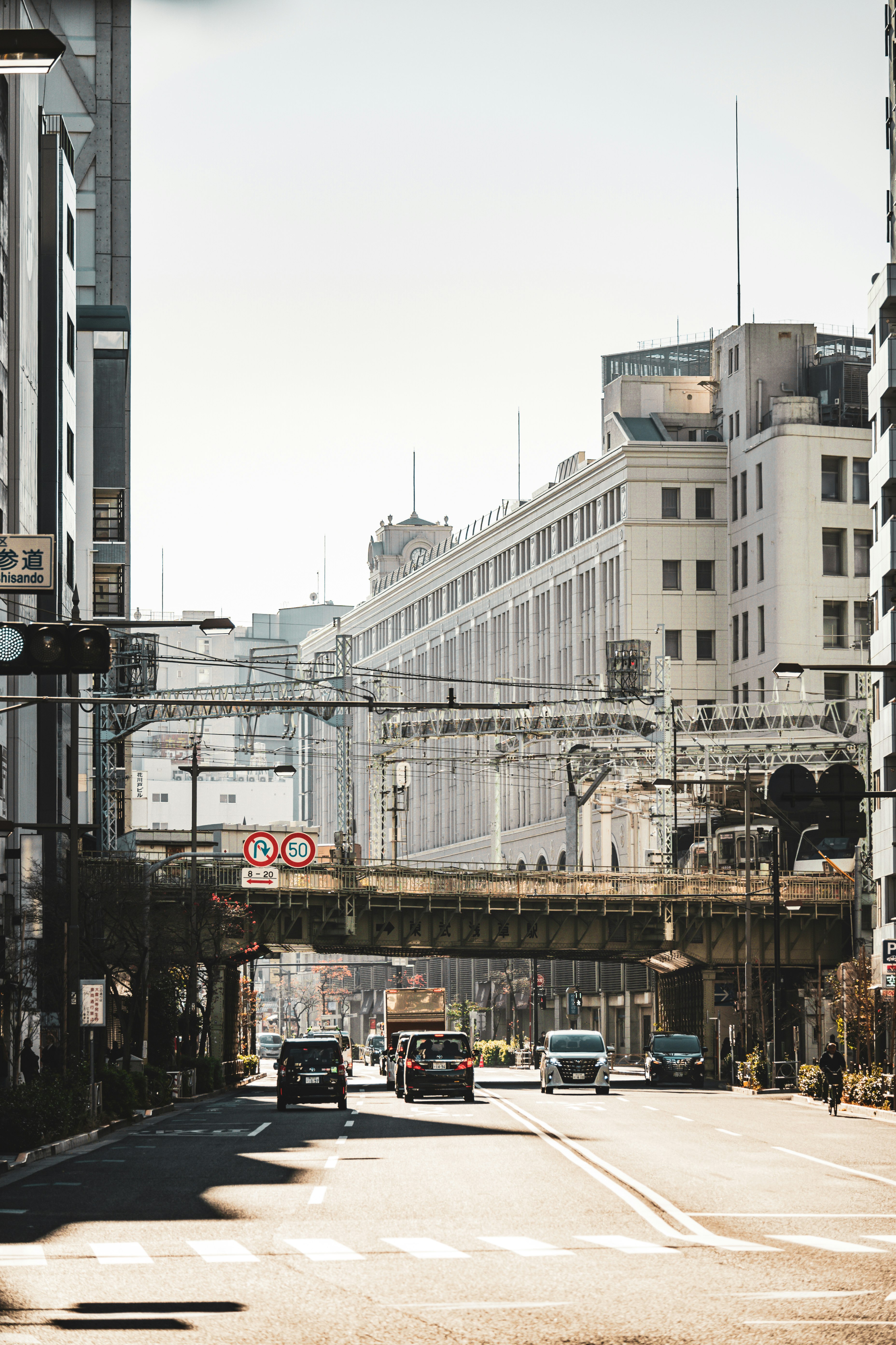 calle céntrica con vías de tren elevadas