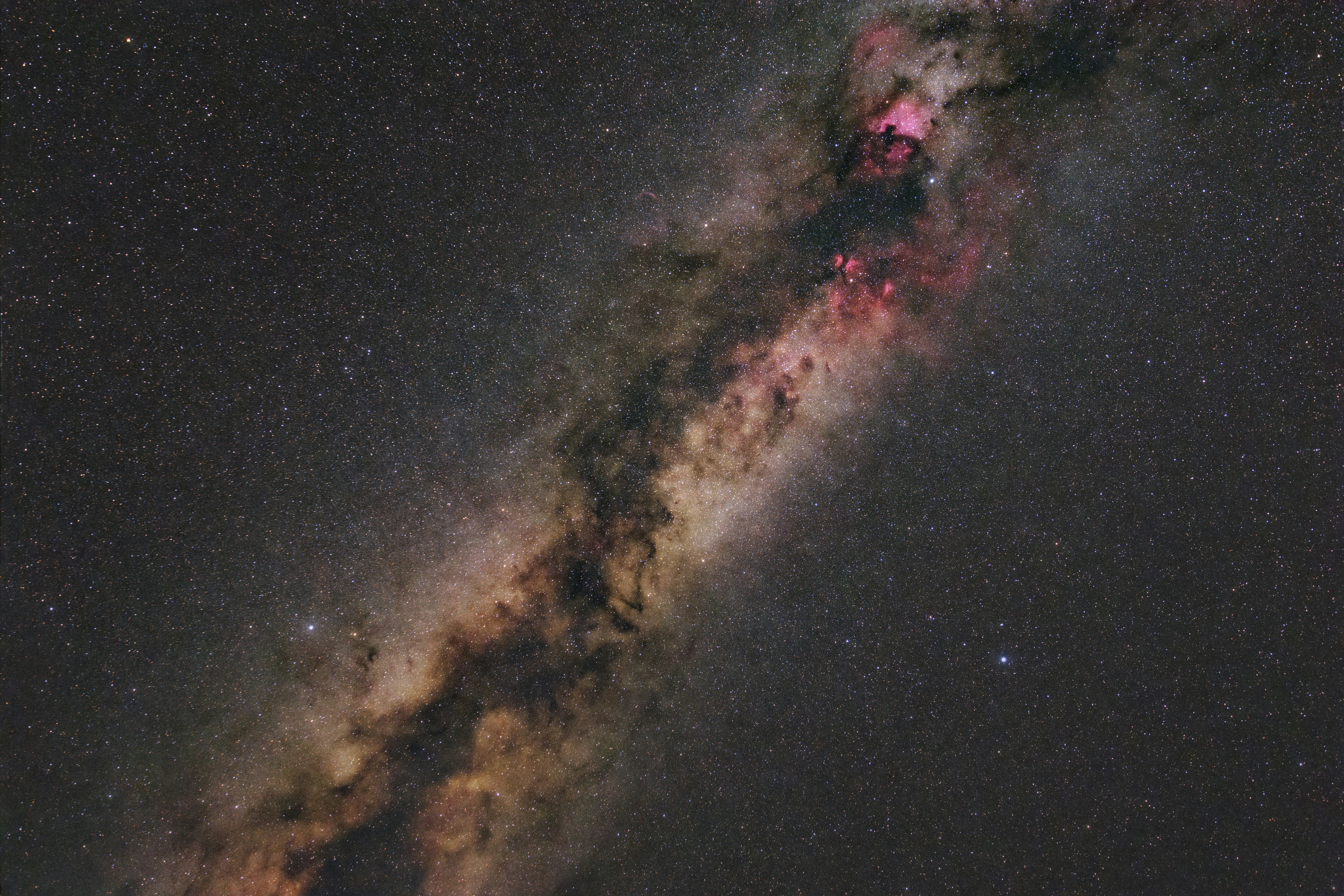 天の川のような星雲が広がる夜空