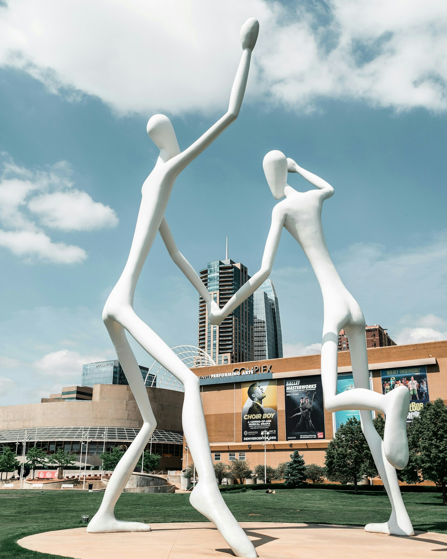 Scultura bianca di una coppia che si tiene per mano in un contesto urbano