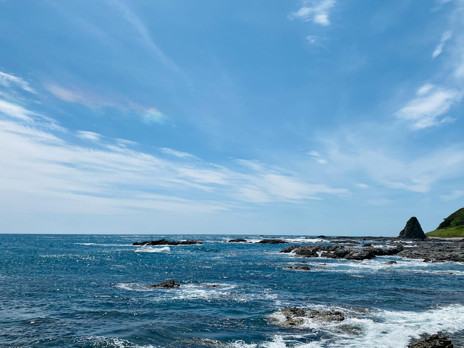 蓝色海洋和天空的风景 可见岩石和波浪