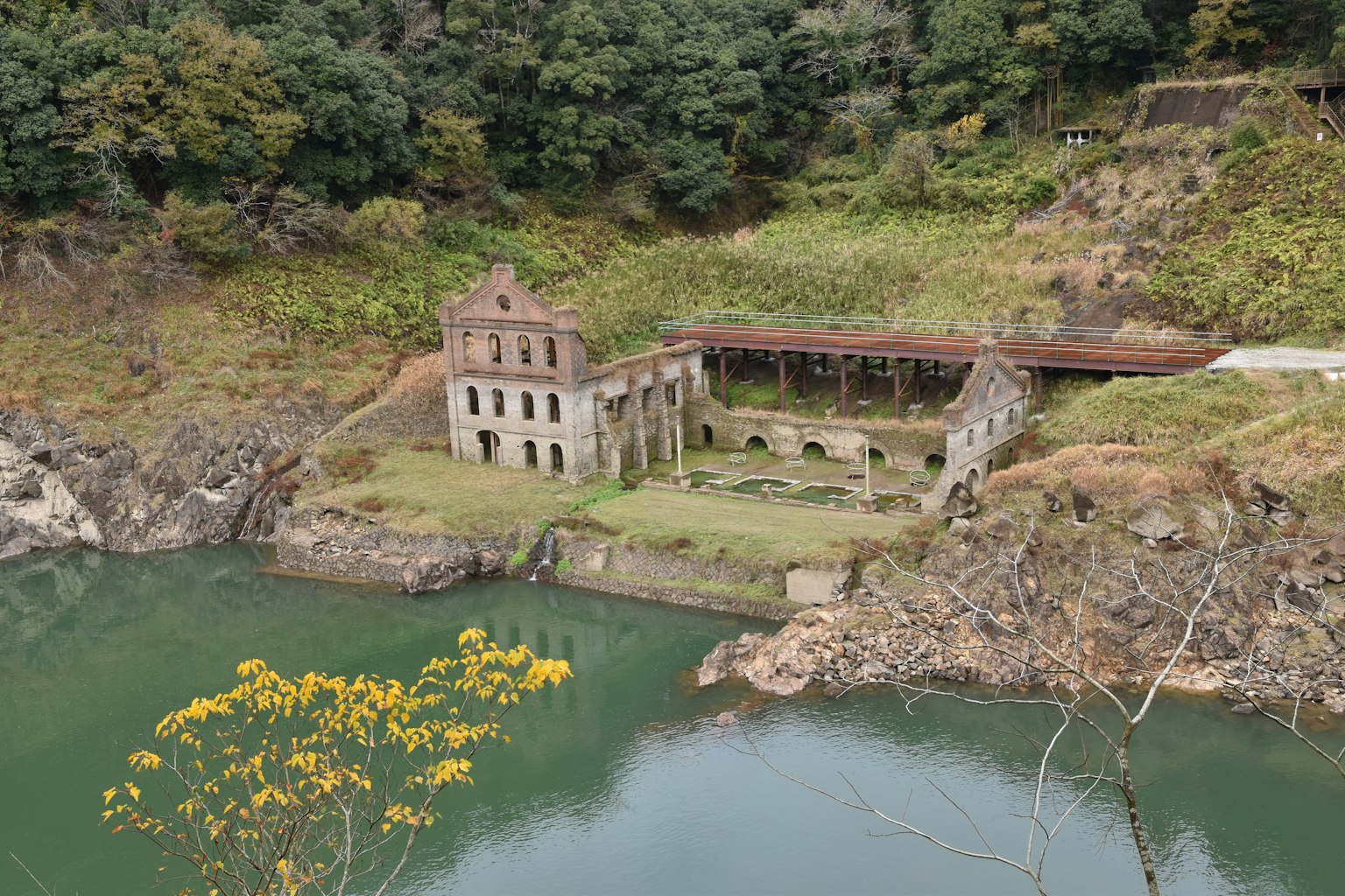 一個寧靜的水邊場景，帶有一座廢棄的建築