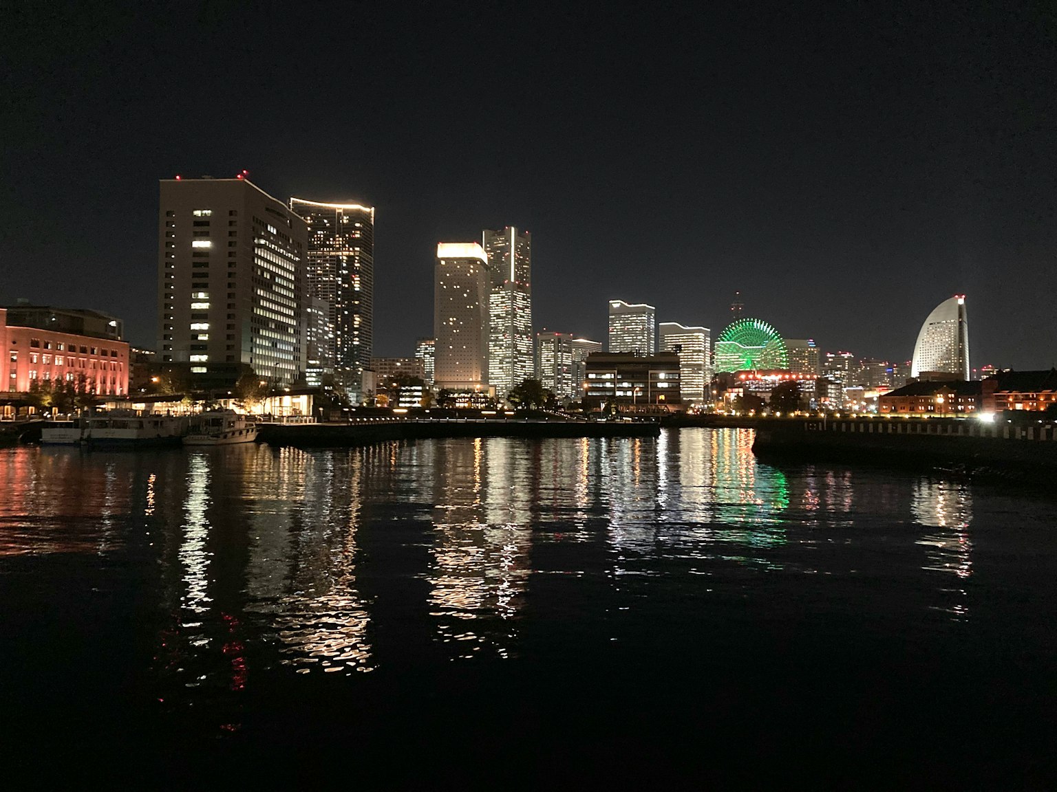 夜晚的橫濱天際線與水面上的美麗倒影