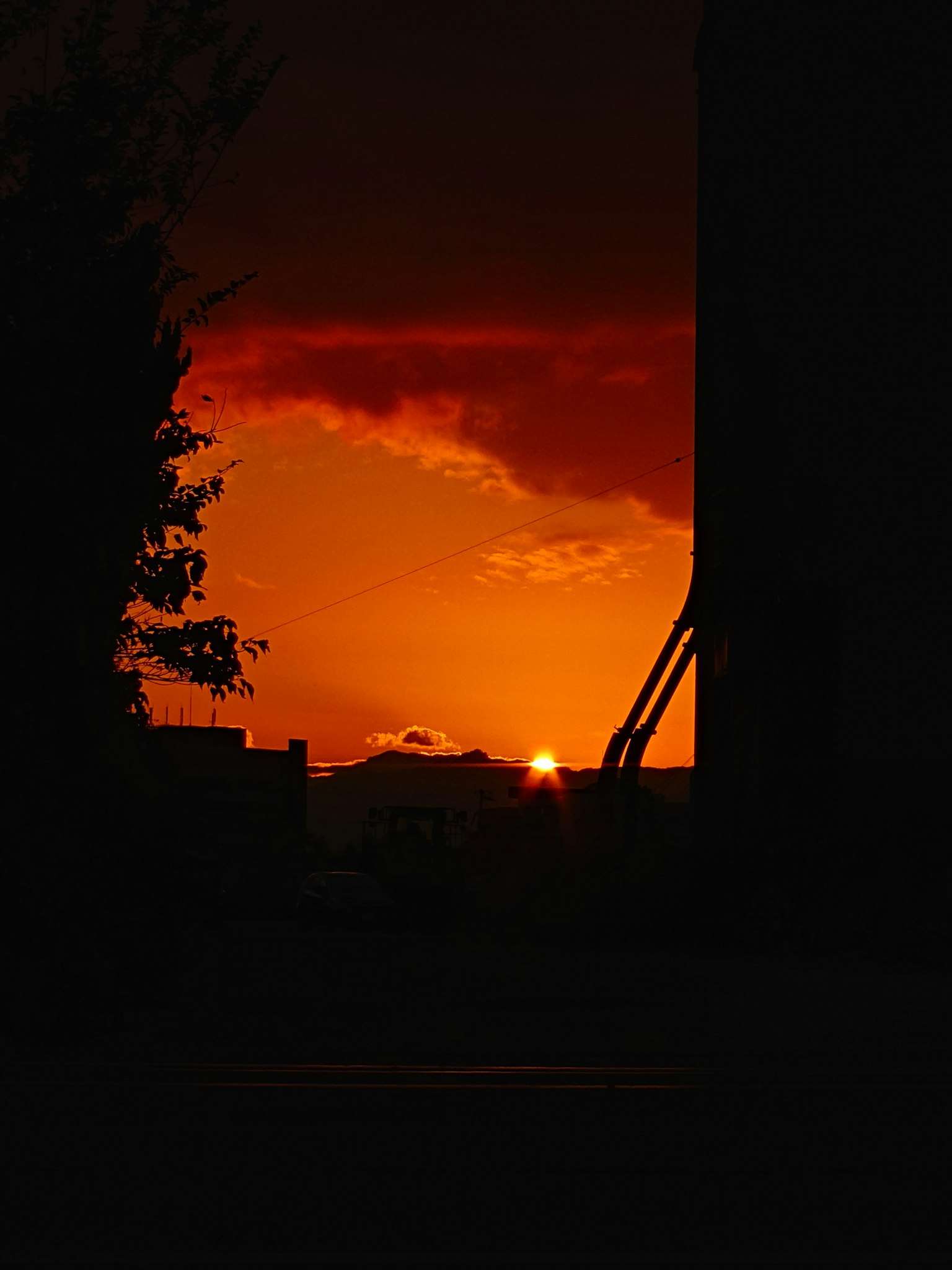 夕日が沈むシルエットの風景とオレンジ色の空