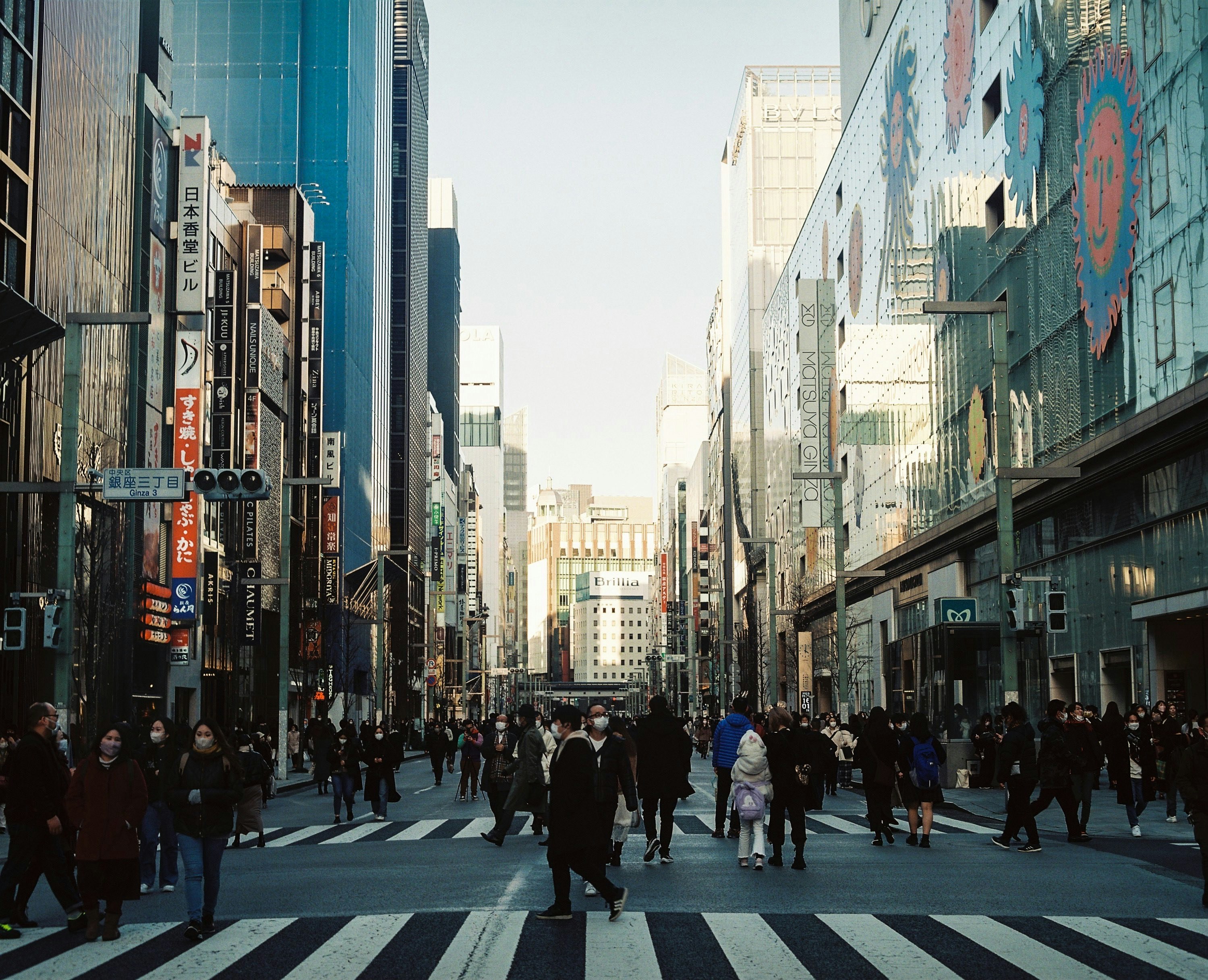 東京の街路を歩く人々が行き交う大通りの風景