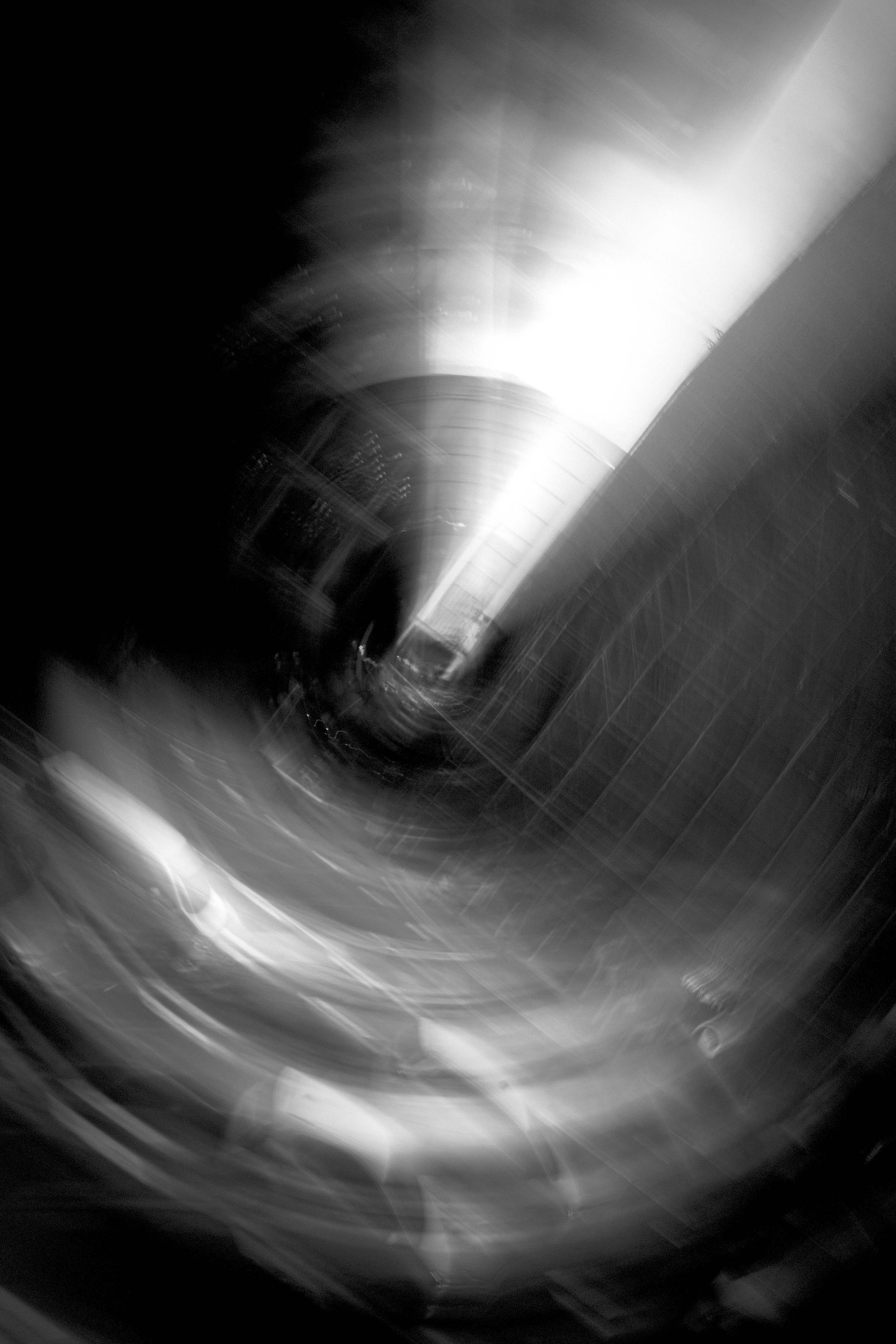 黒地に白い光の渦が走る抽象的な動きの軌跡