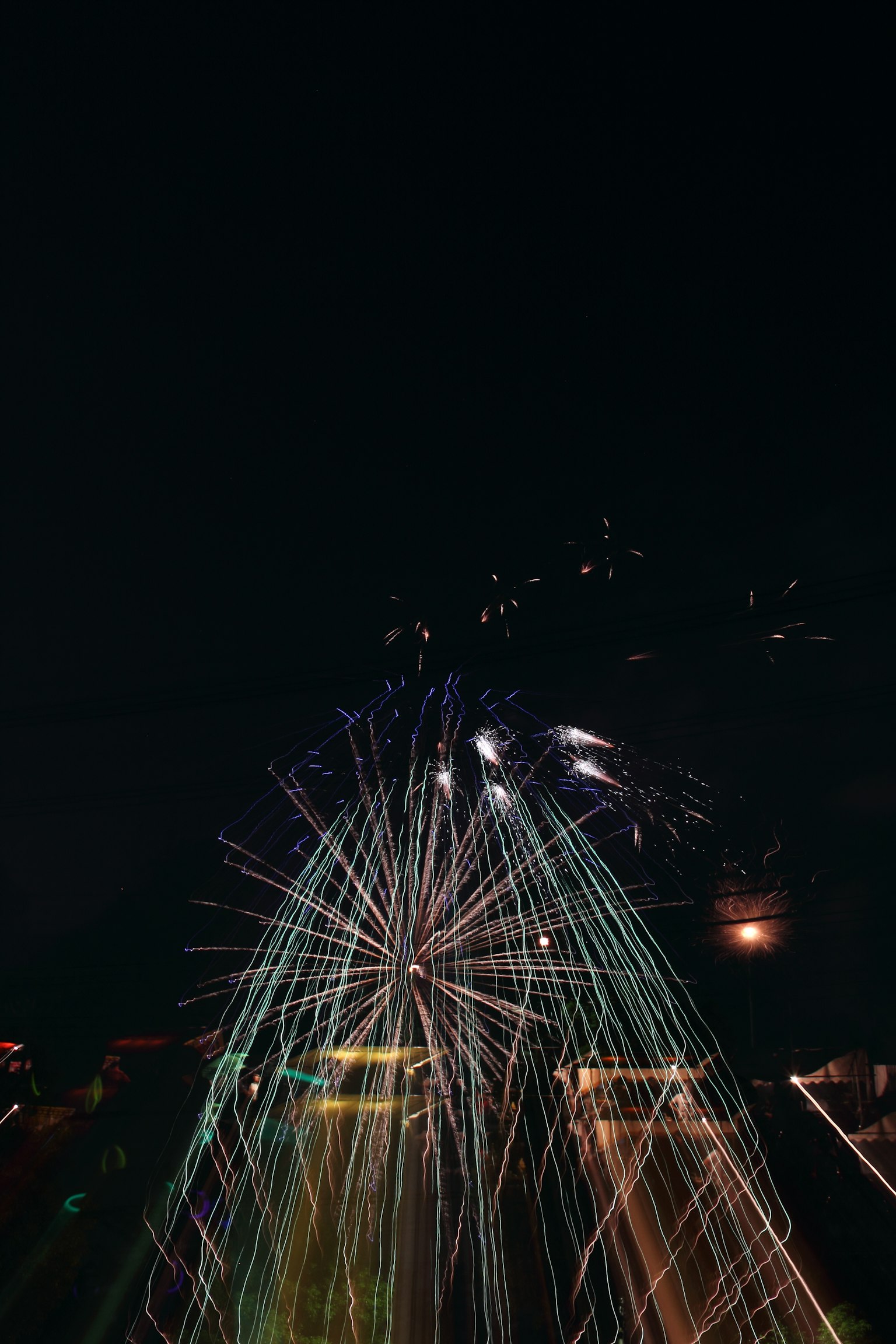 Traînées de feux d'artifice colorés illuminant le ciel nocturne