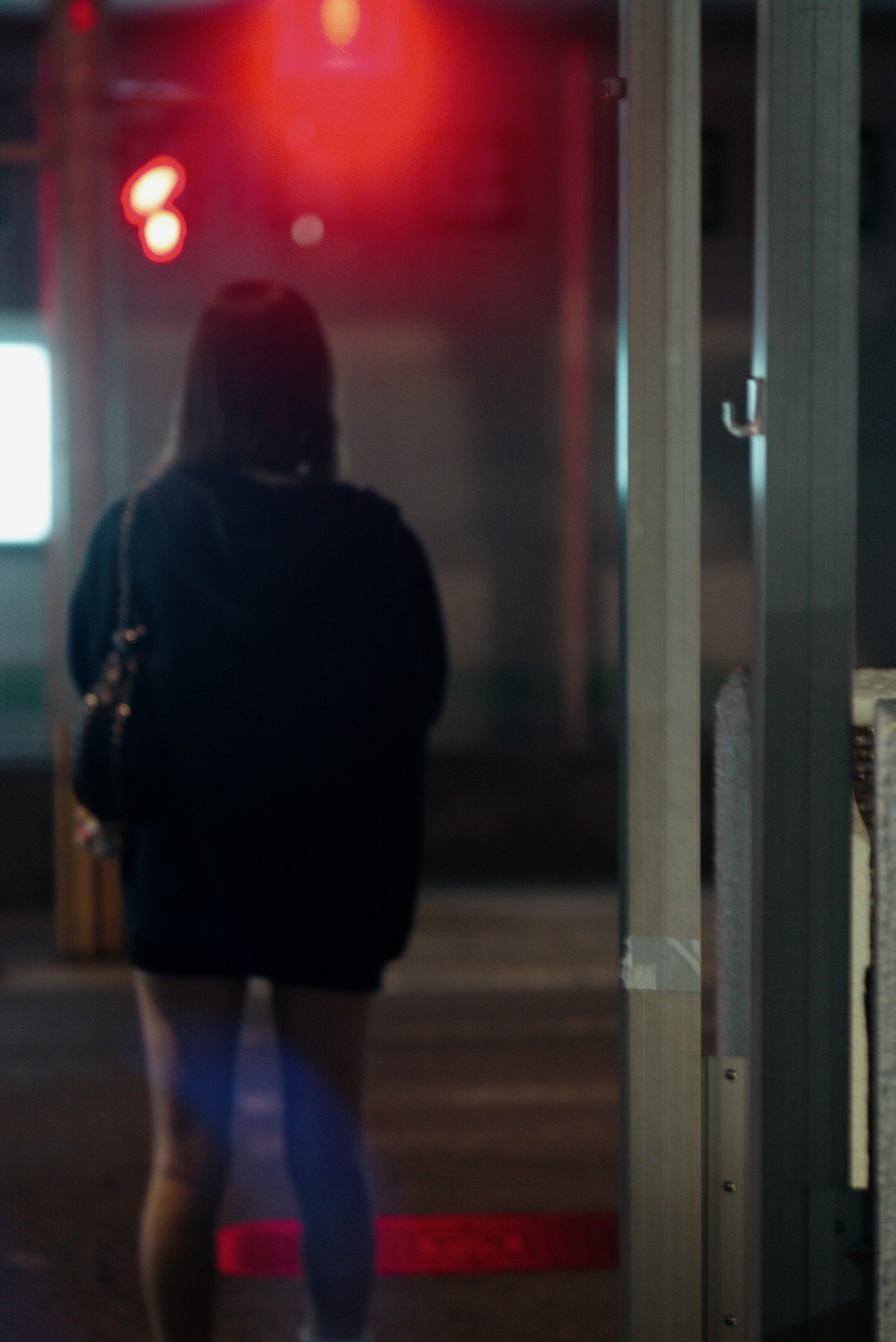 站在红灯前的女性