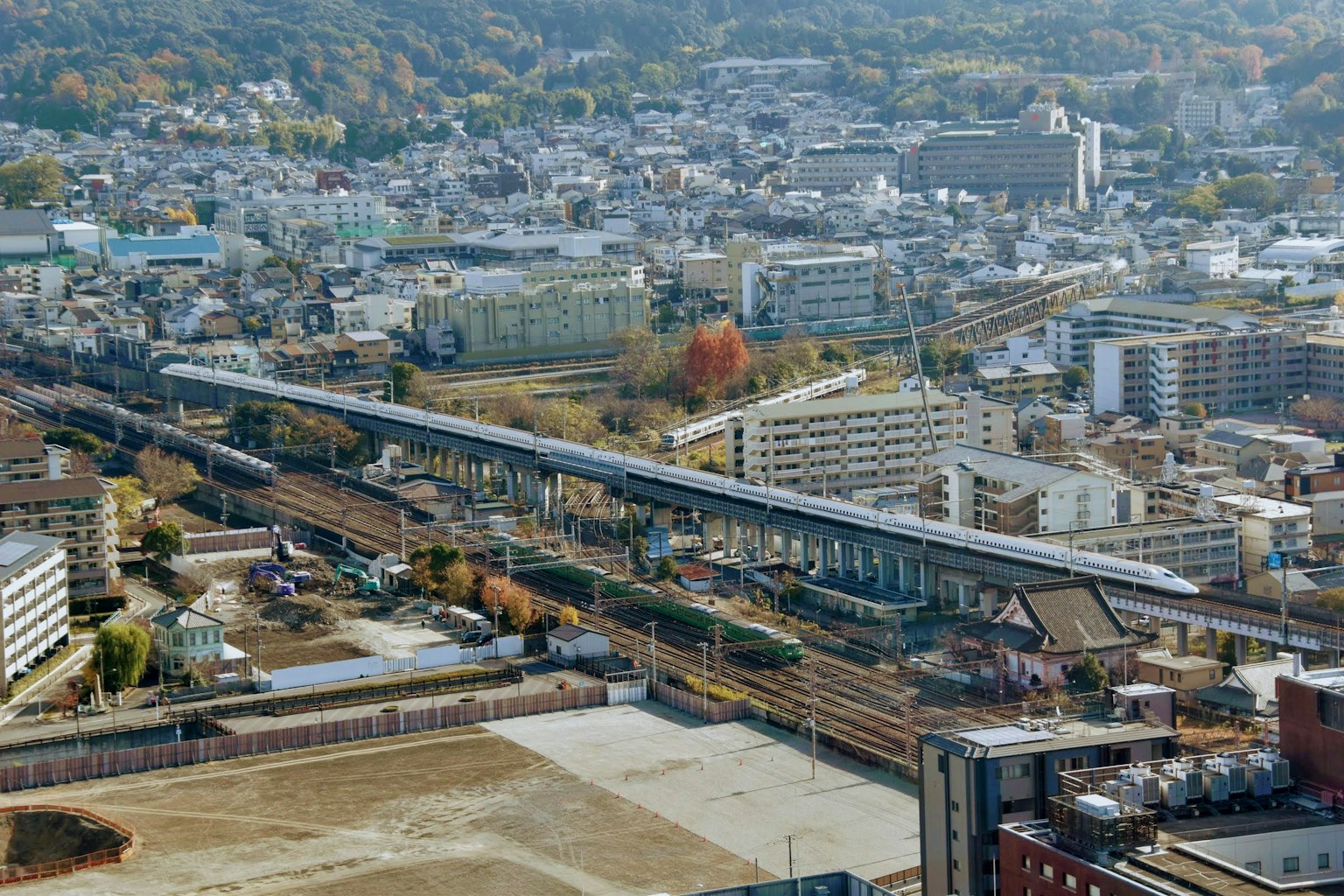 Vue aérienne d'un paysage urbain avec des voies de train surélevées bâtiments et verdure