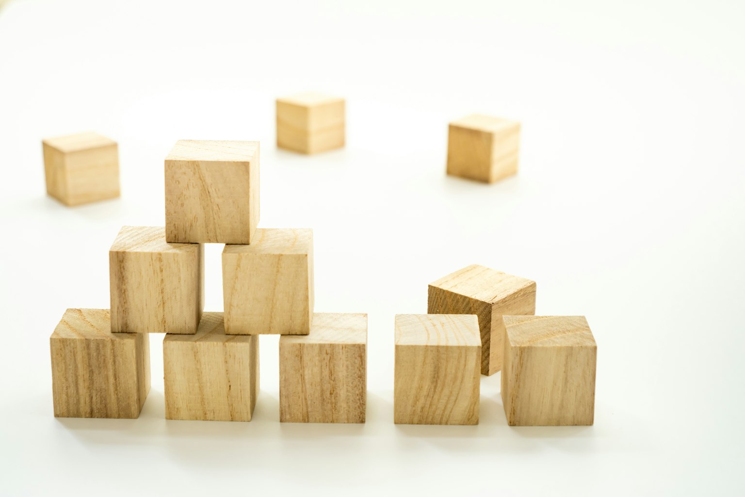 Arrangement de cubes en bois empilés en forme de pyramide simple