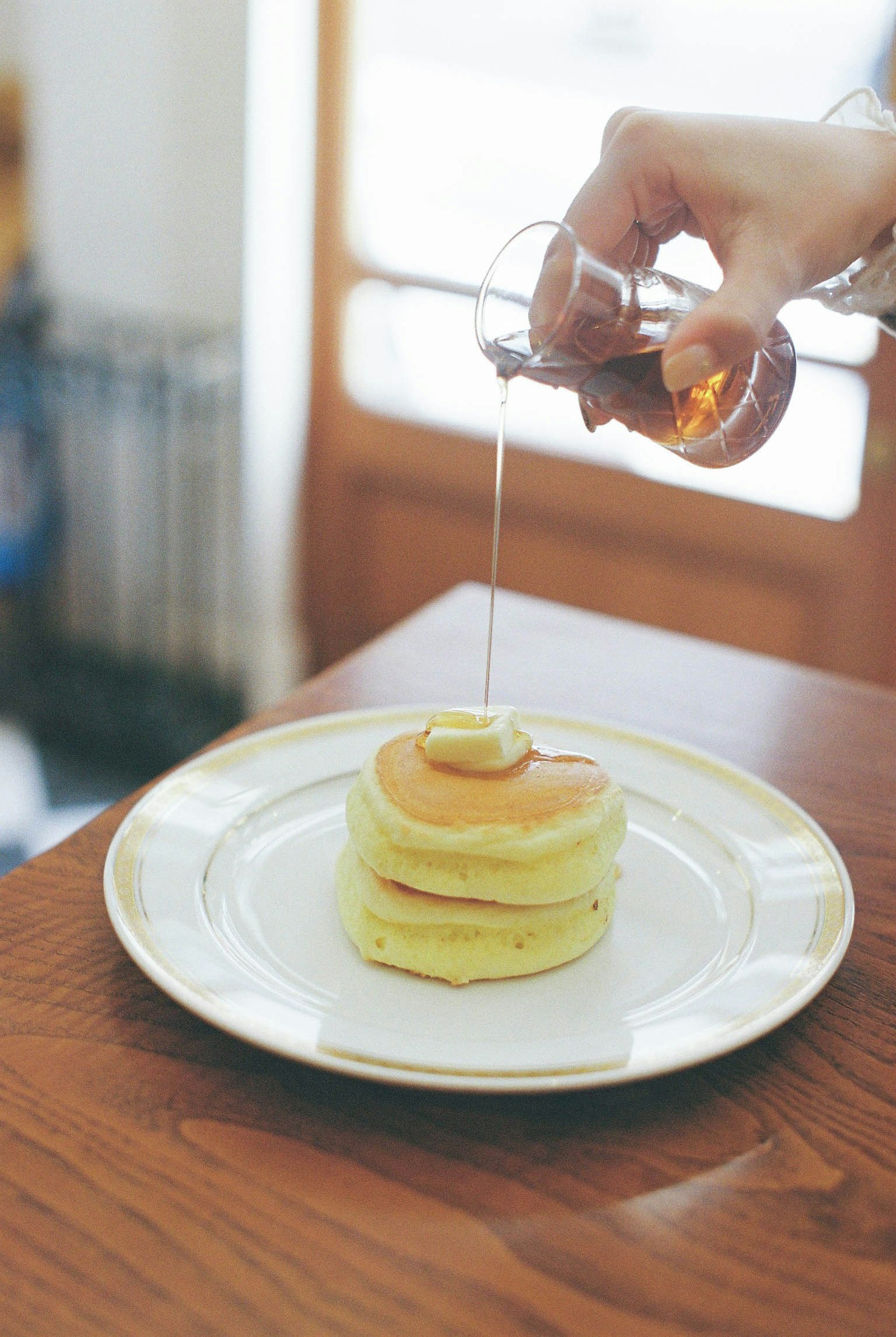 Fluffige Pfannkuchen mit Sirup