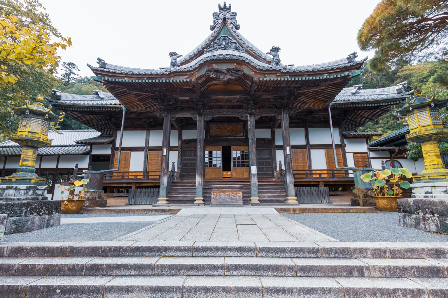 Eingang eines schönen traditionellen japanischen Tempels mit Steinstufen und Holzarchitektur