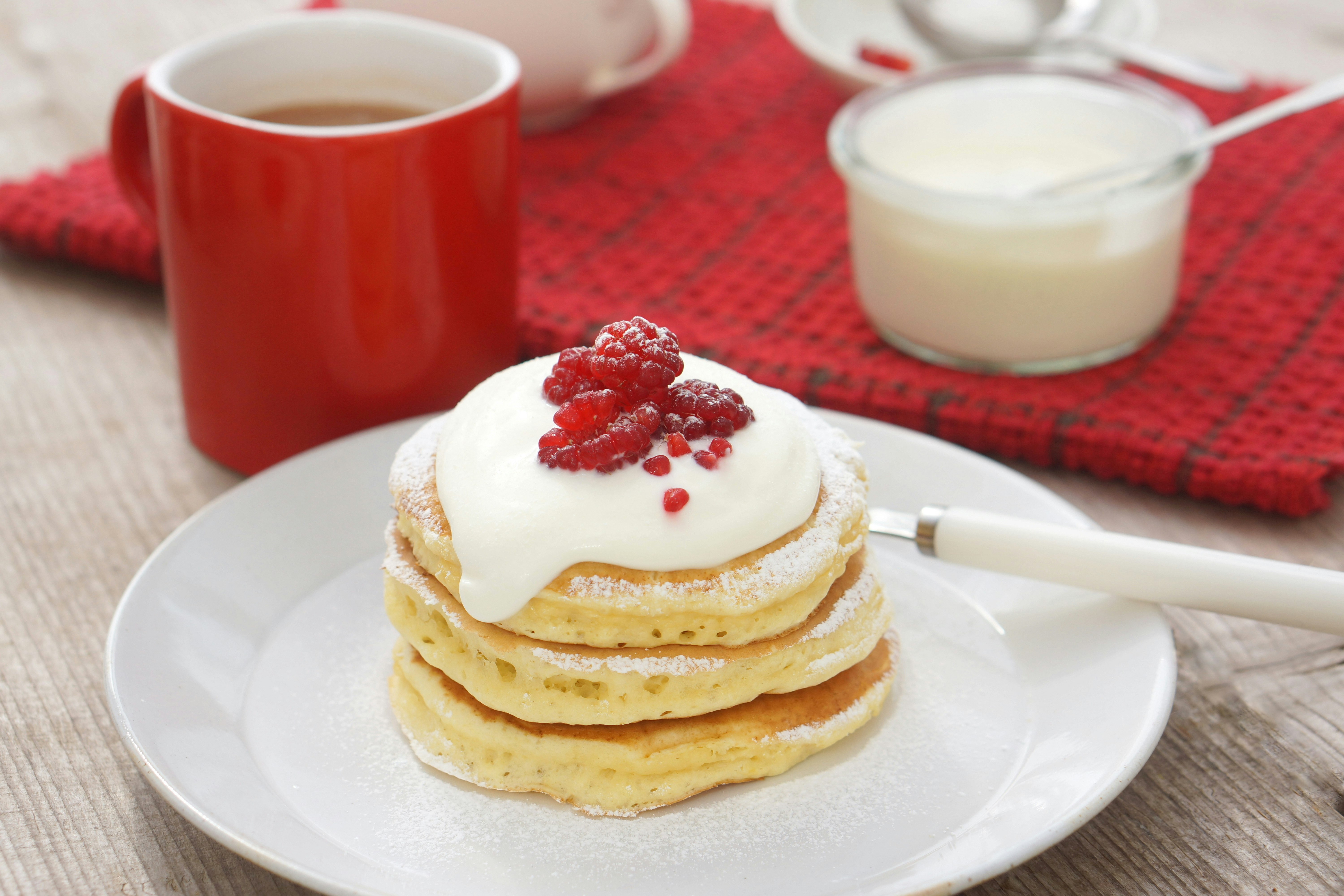 赤いテーブルクロスの上のベリー乗せパンケーキ