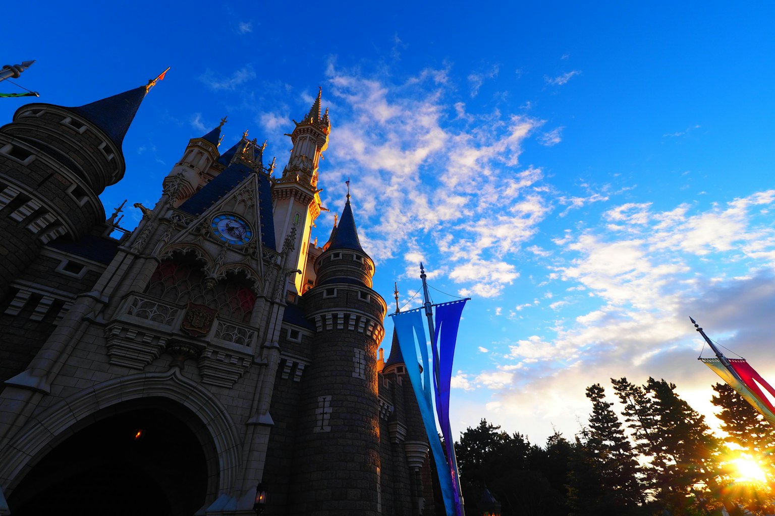 Castillo majestuoso bajo un cielo azul y nubes