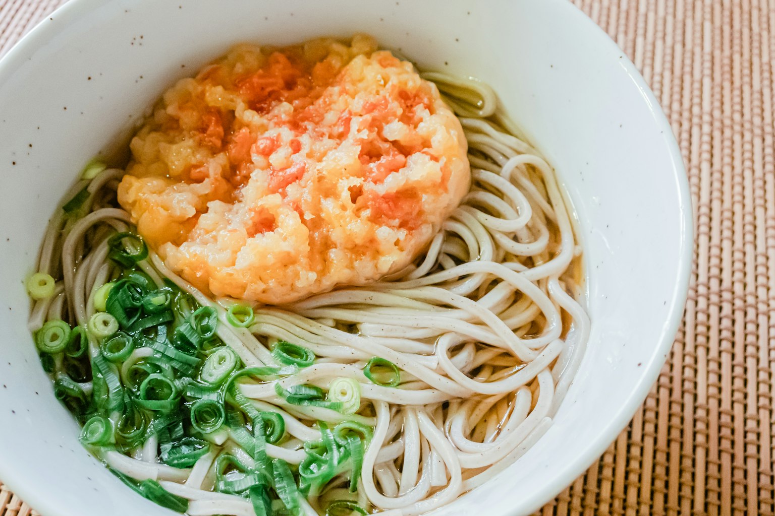 美味的蕎麥麵湯，上面放有天婦羅和青蔥