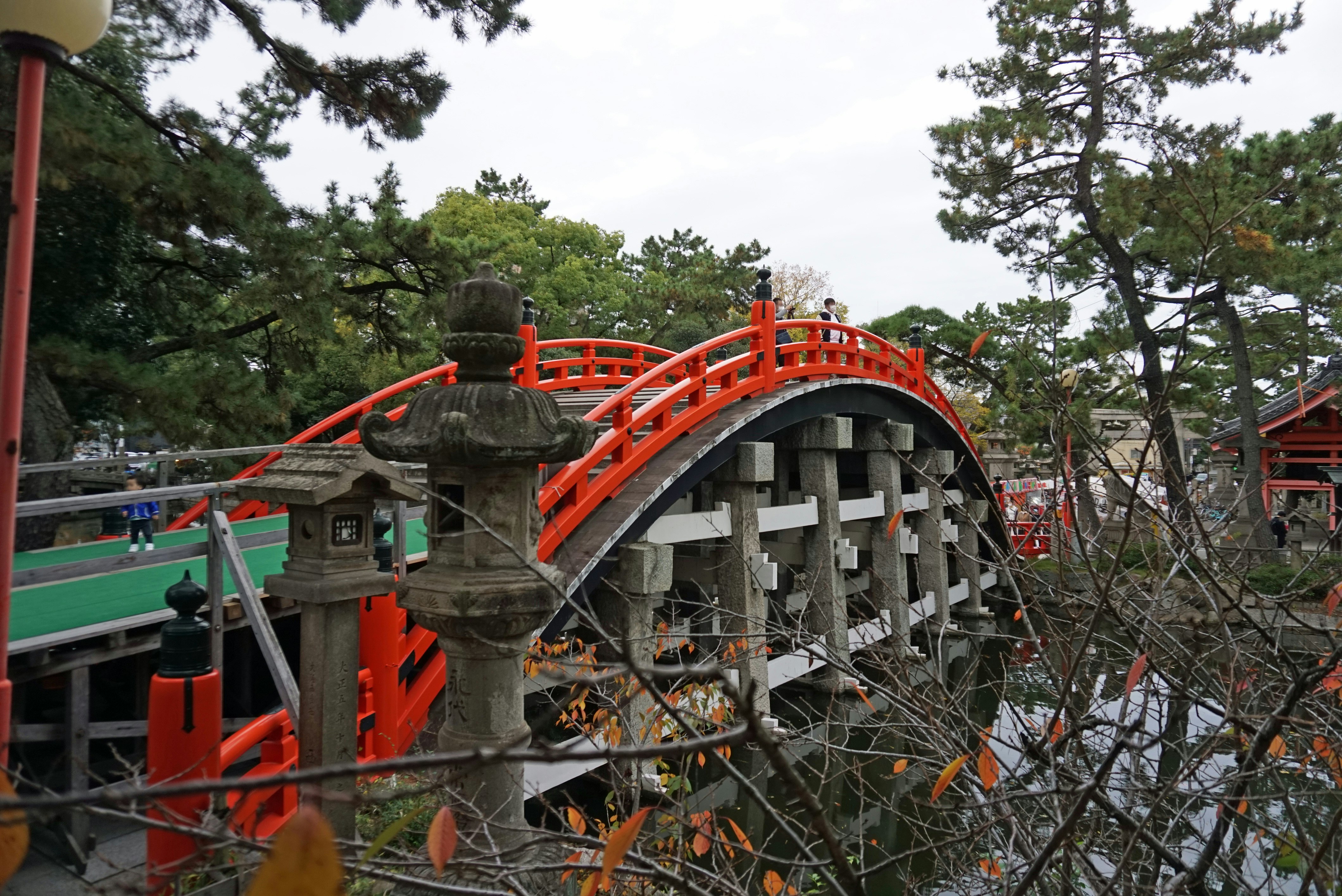escena de parque de atracciones con atracciones rojas