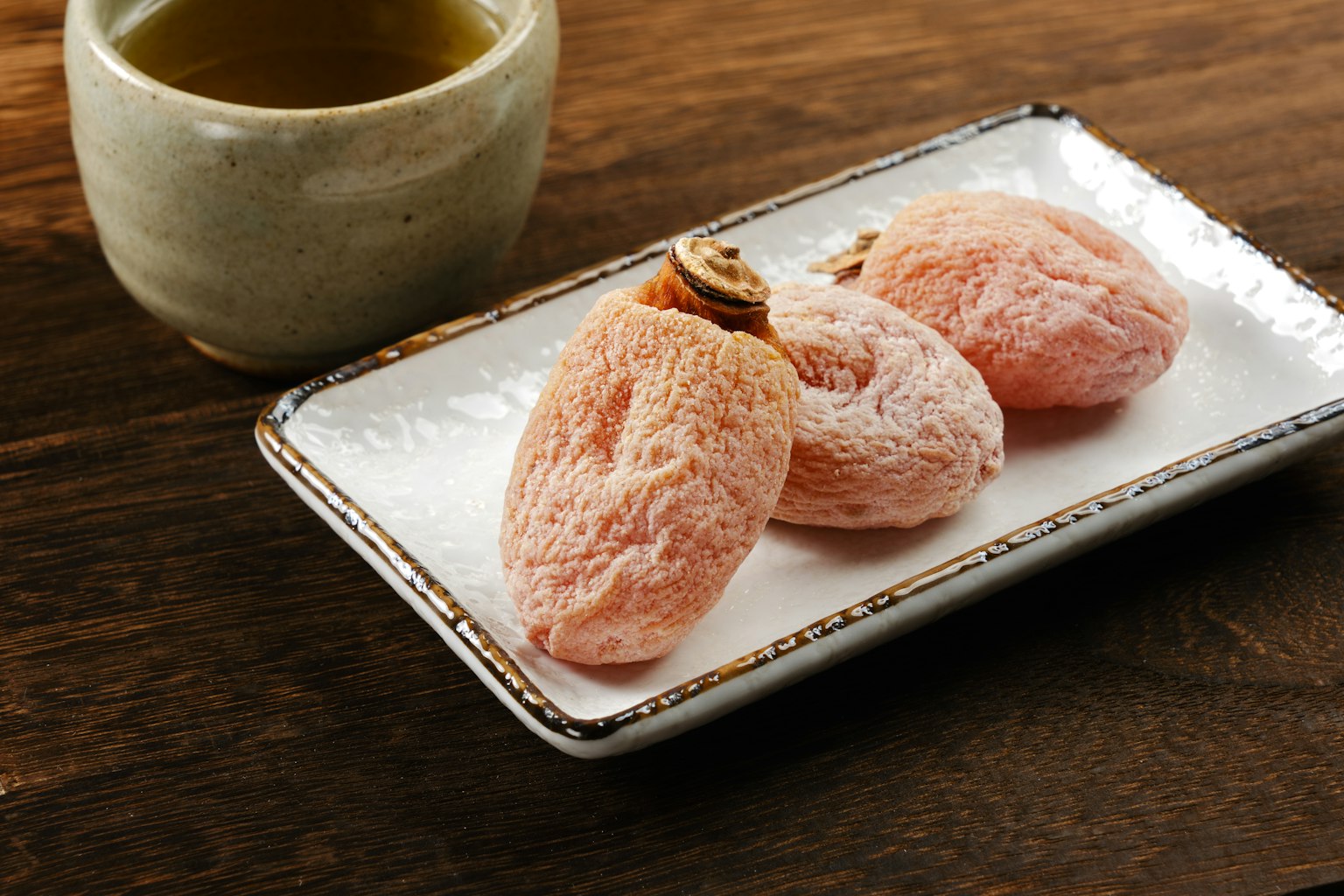 Plato de sakura mochi servido con té verde