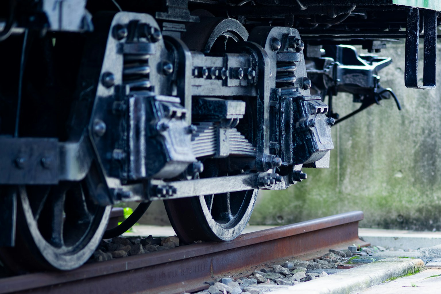 Gros plan des roues et des bogies de train