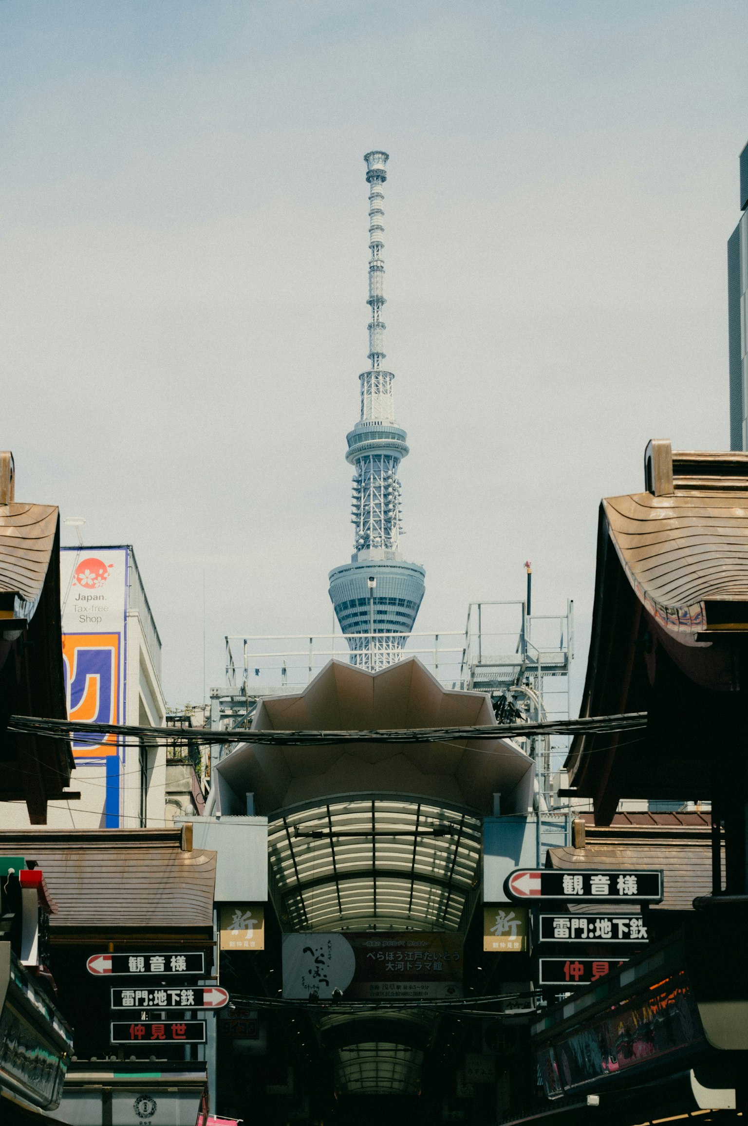 東京スカイツリーが見える商店街の風景
