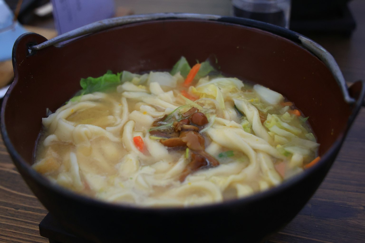 Semangkuk mi udon hangat dengan sayuran dalam kaldu