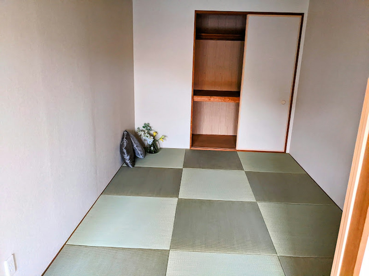 Habitación vacía de estilo japonés con suelo de tatami y armario