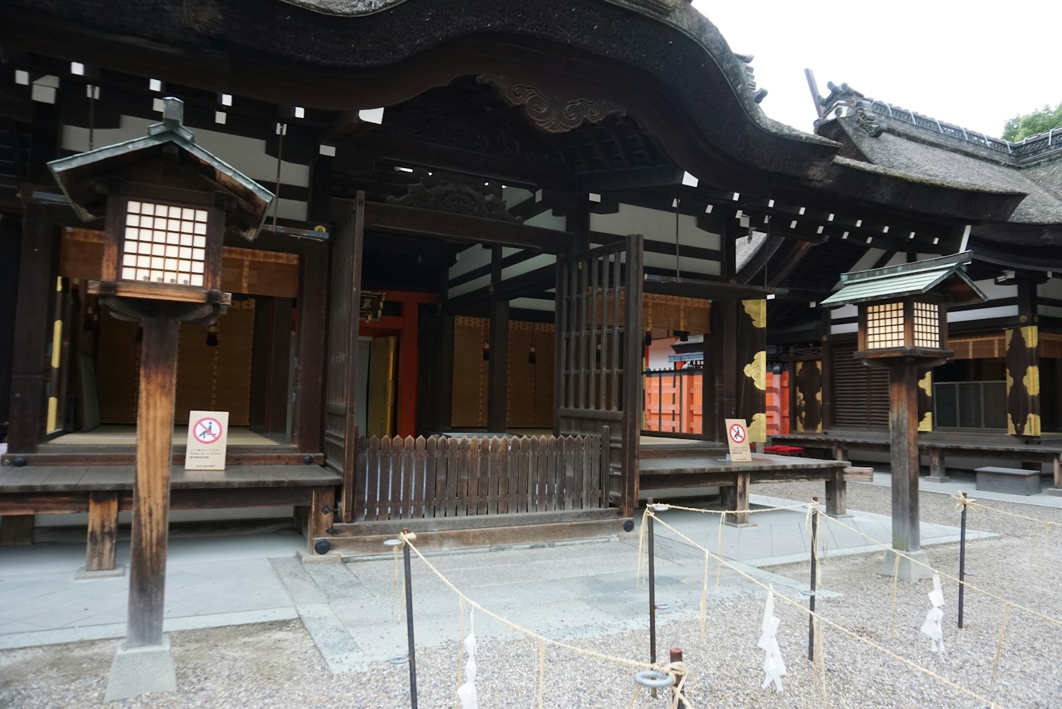 傳統日本神社外觀，特色木柱和燈籠