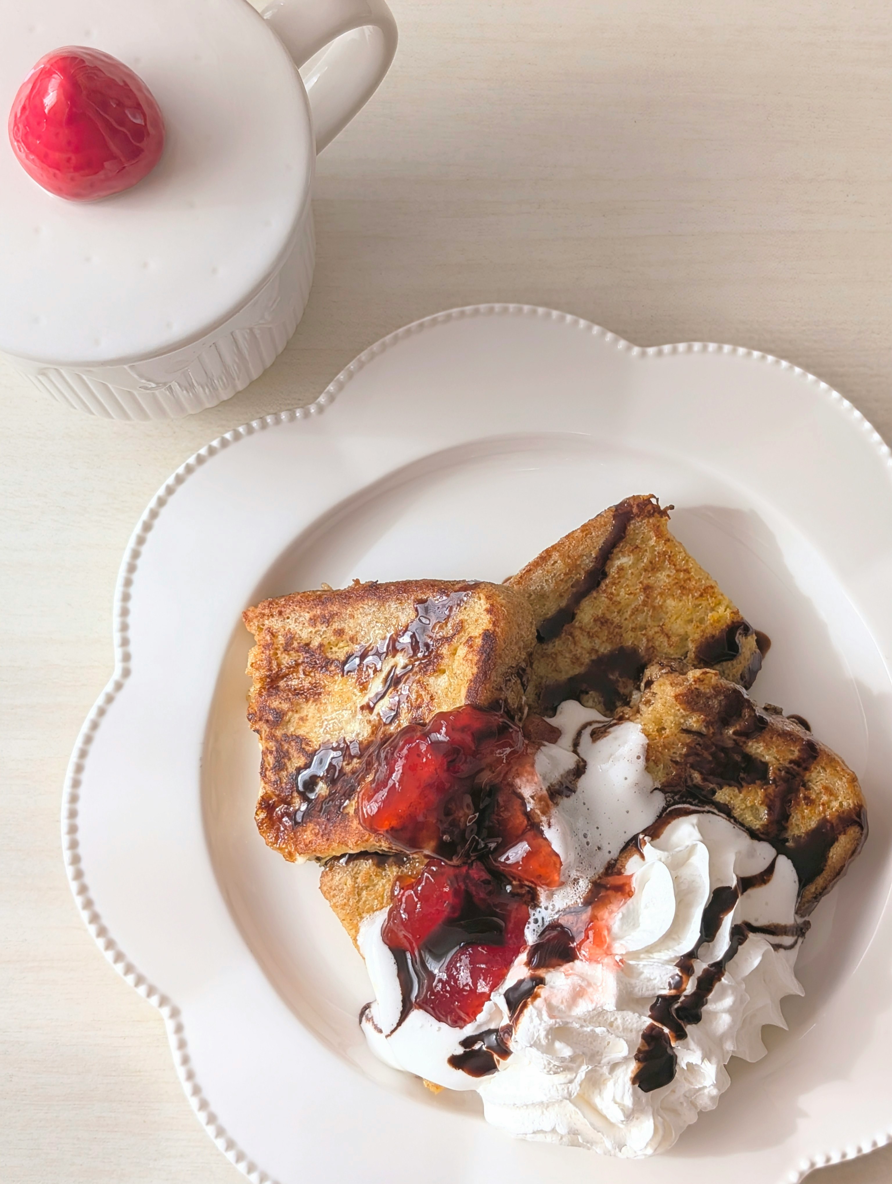 piatto di dolce con salsa al cioccolato e panna montata