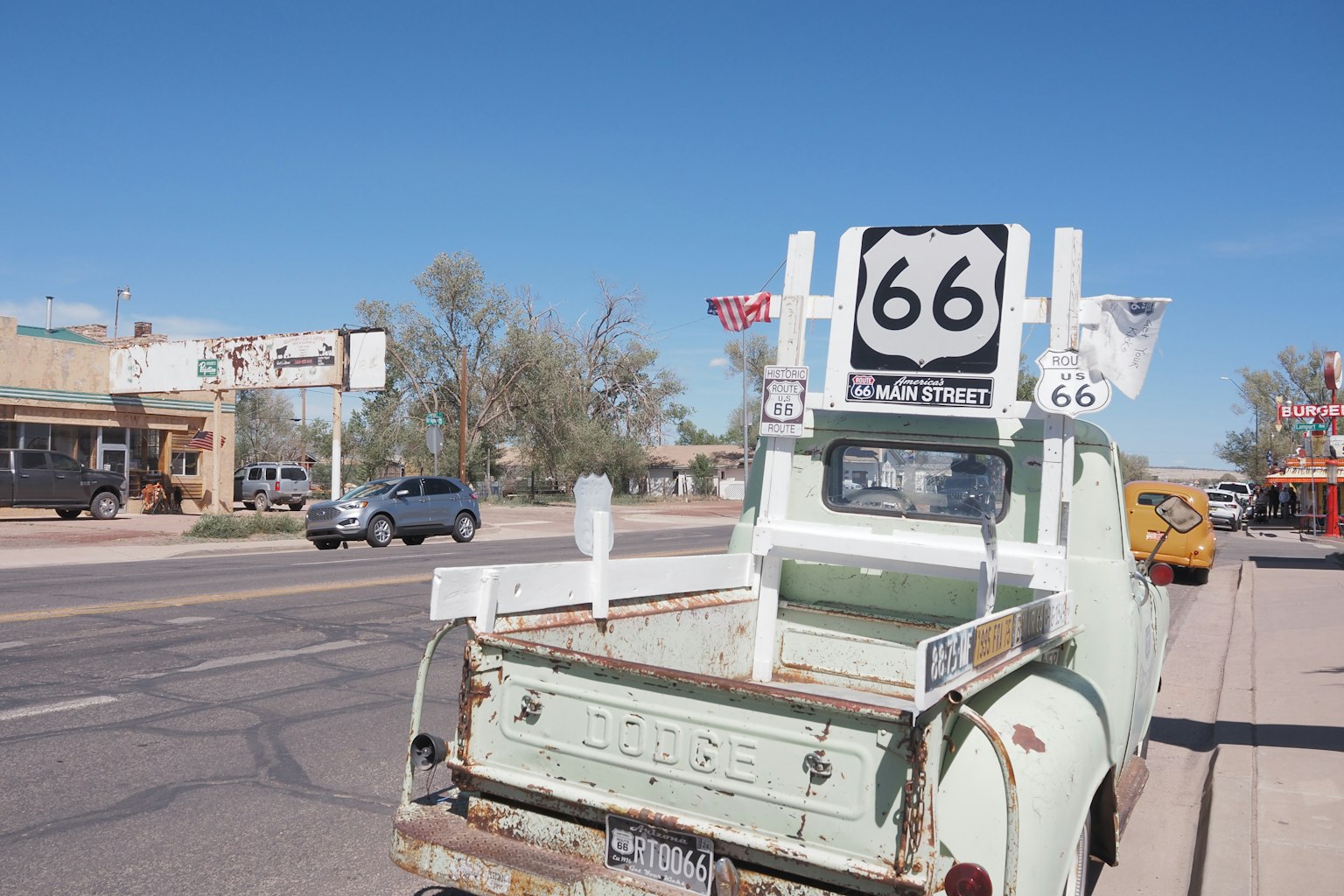 Xe tải cổ điển với biển báo Route 66 ở phía sau