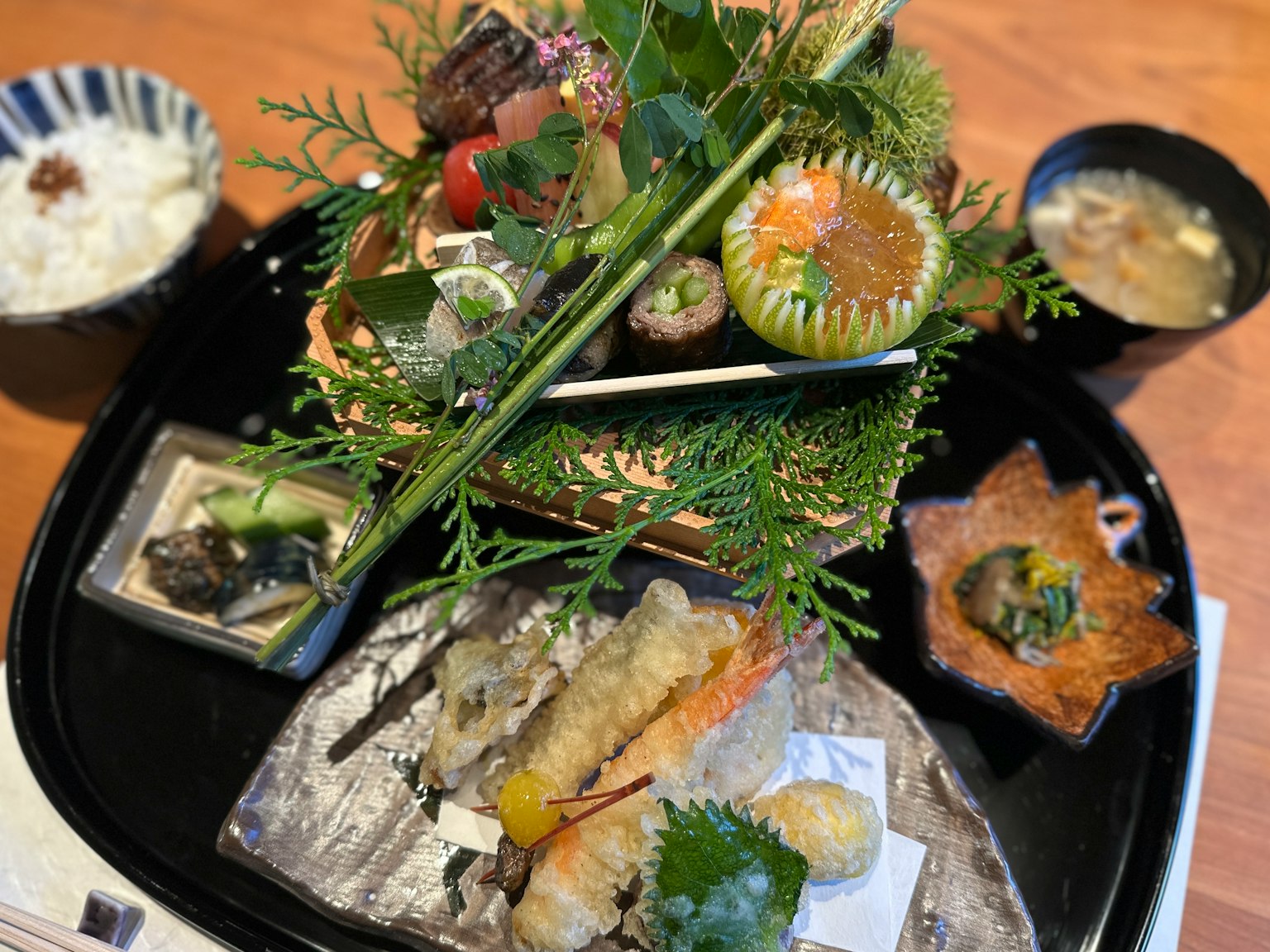 Schön angerichtete japanische Küche mit Tempura und frischem Gemüse