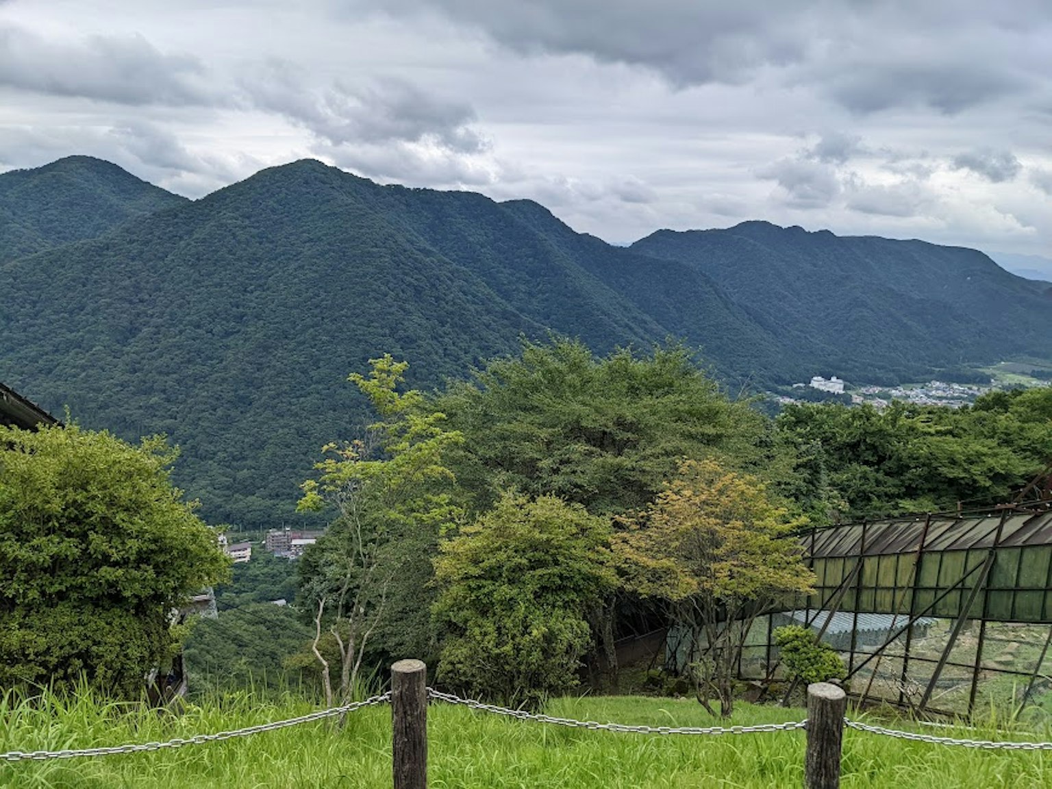 郁郁蔥蔥的山脈在多雲的天空下