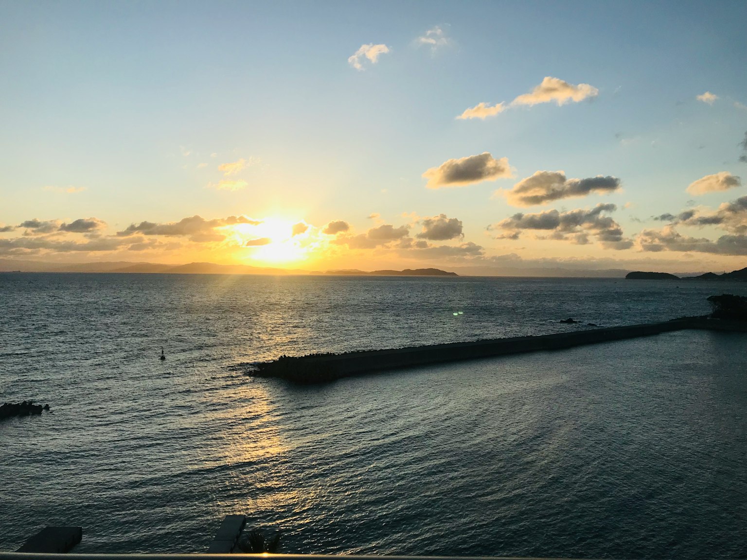 Schöne Landschaft des Sonnenuntergangs über dem Ozean mit Wellen und Wolken