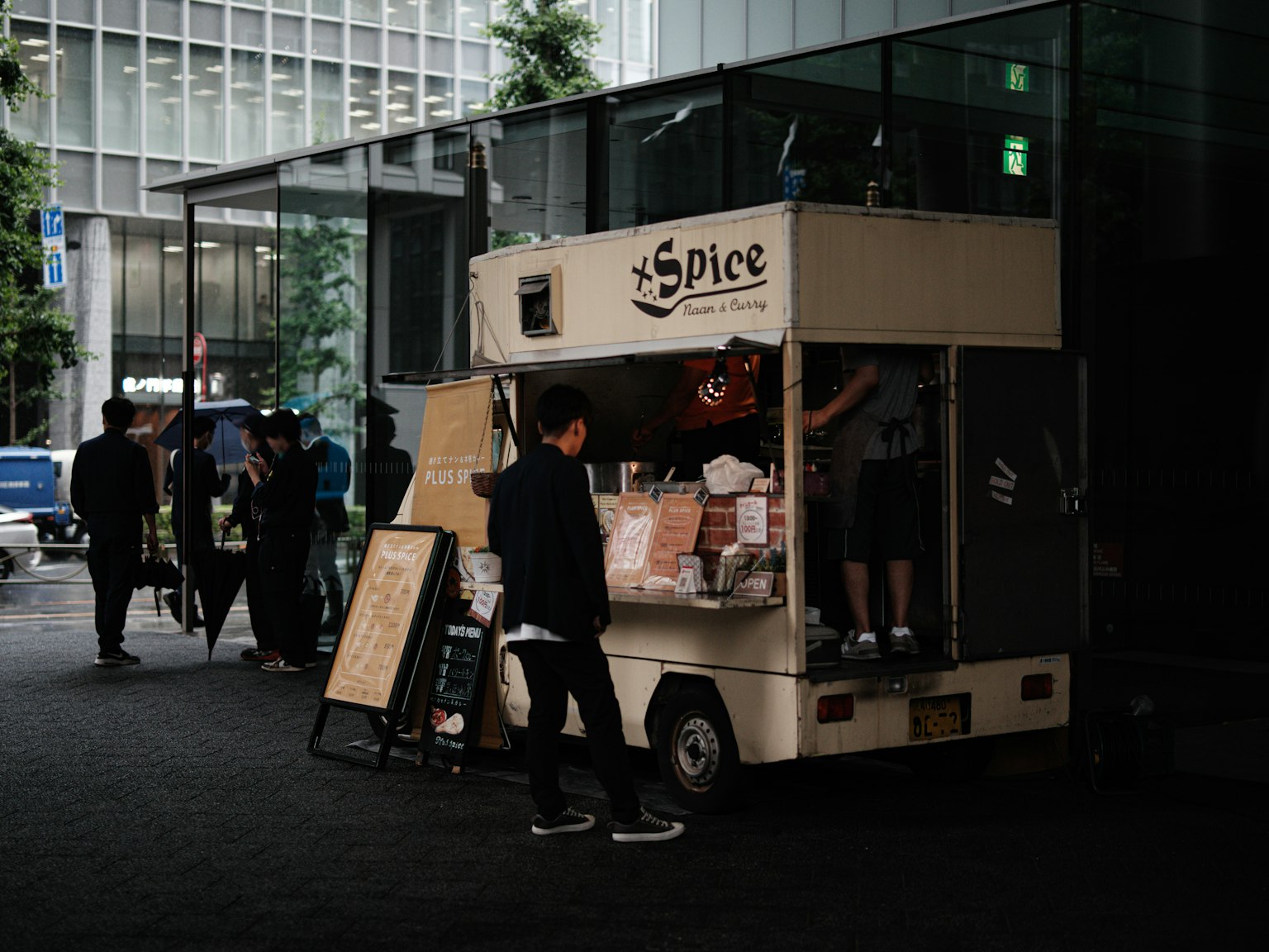 城市街道上的香料餐車停靠