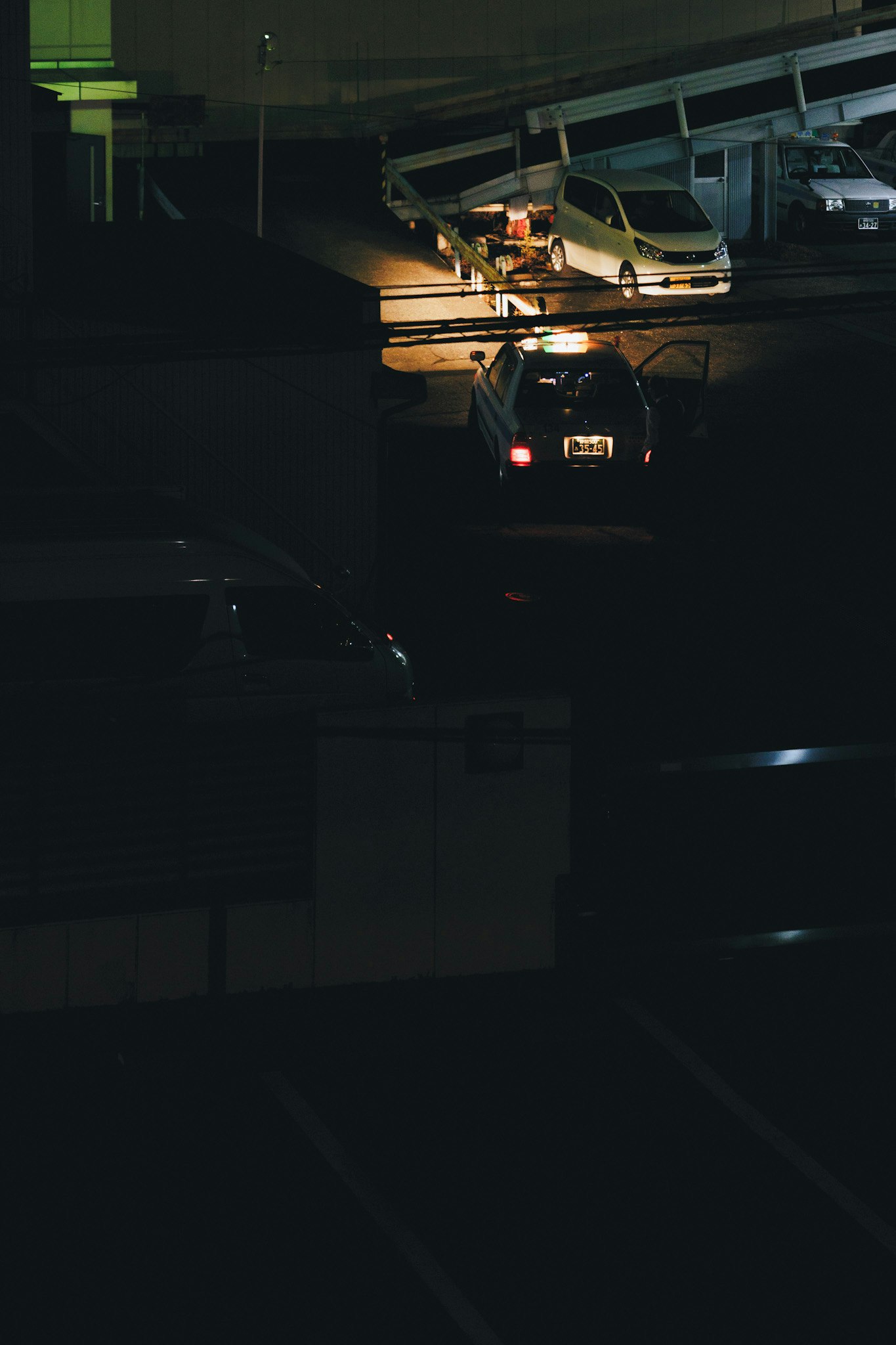 어두운 주차장에서 조명이 있는 차의 뒷모습