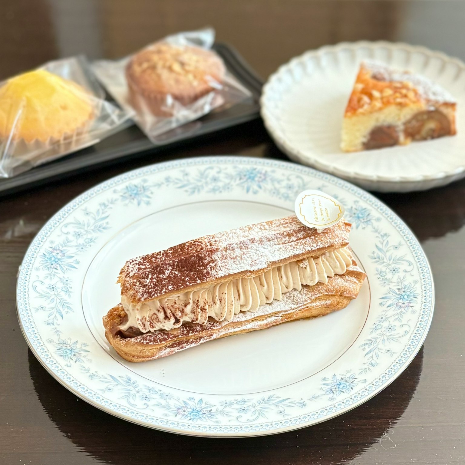 Exposition de desserts charmants avec un éclair Mont Blanc sur une assiette décorative et des pâtisseries assorties