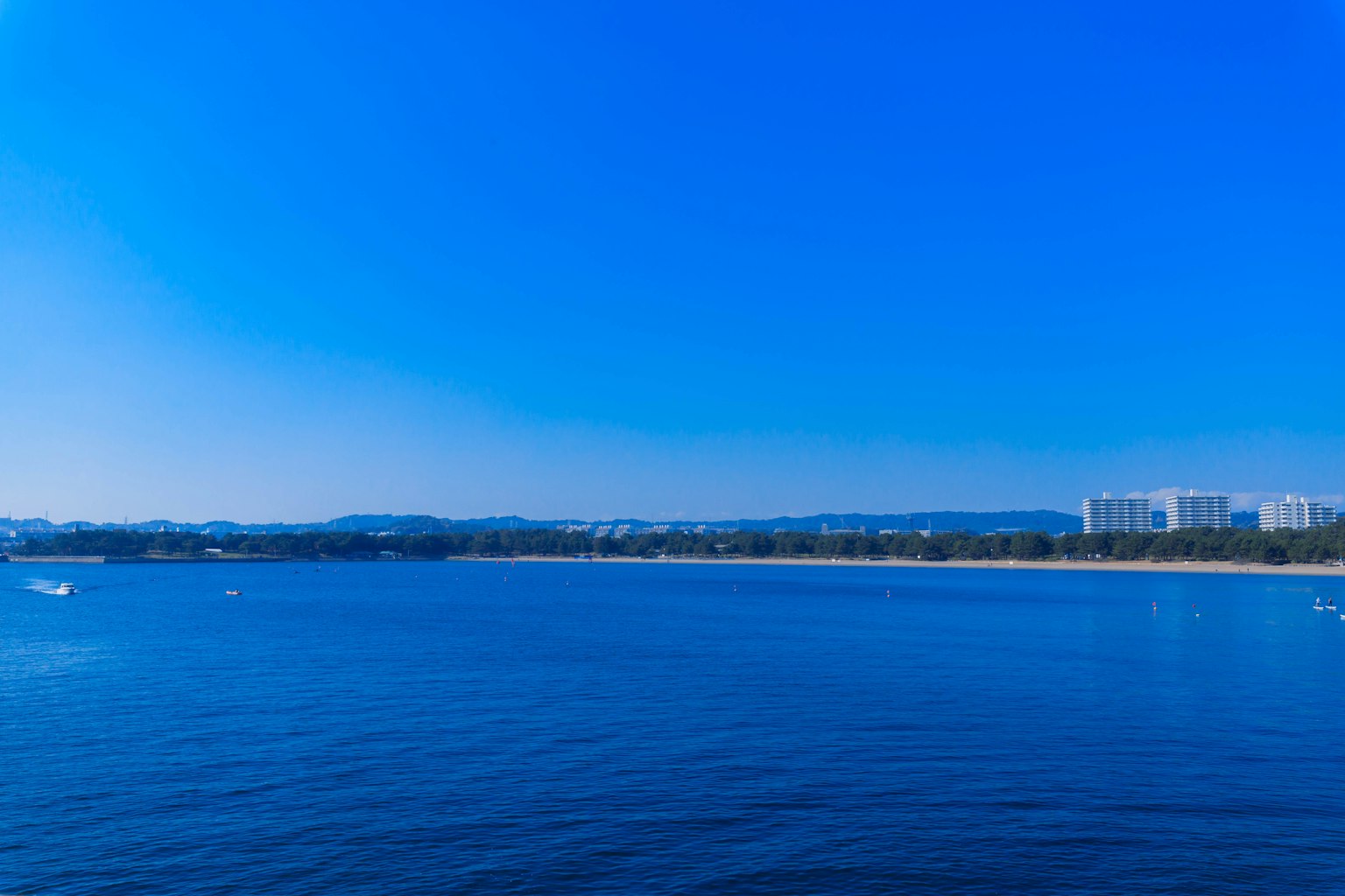 Vista panoramica dell'oceano blu e del cielo con spiaggia e edifici