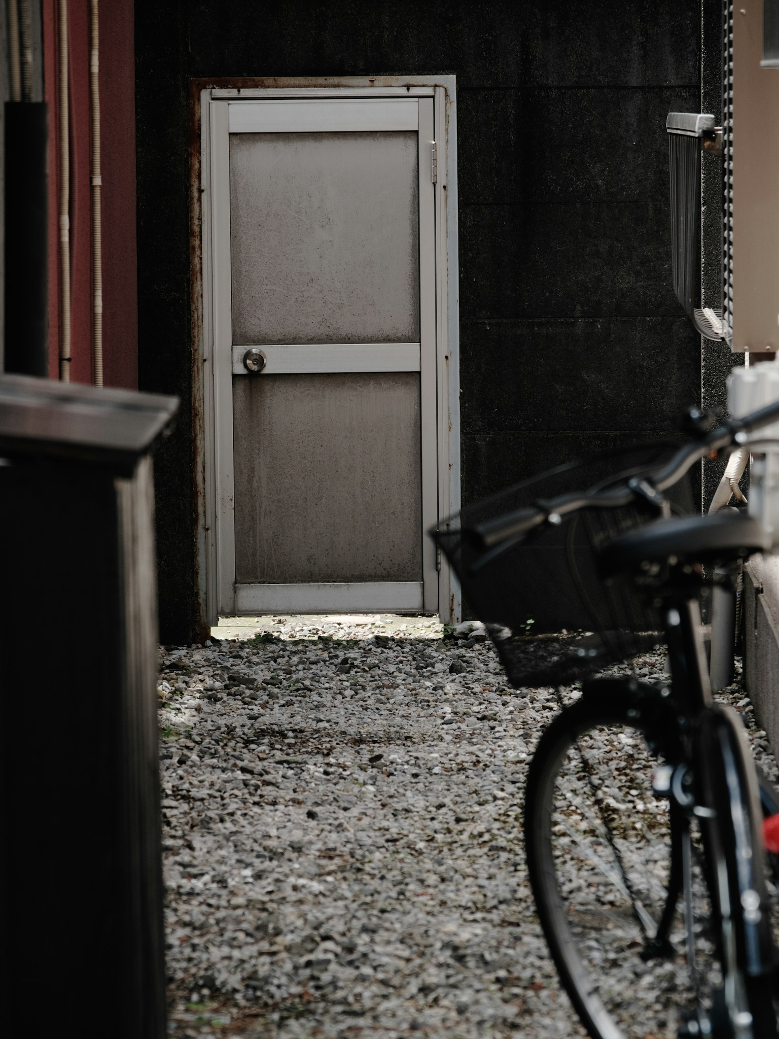 Lorong sempit dengan pintu tua dan sepeda