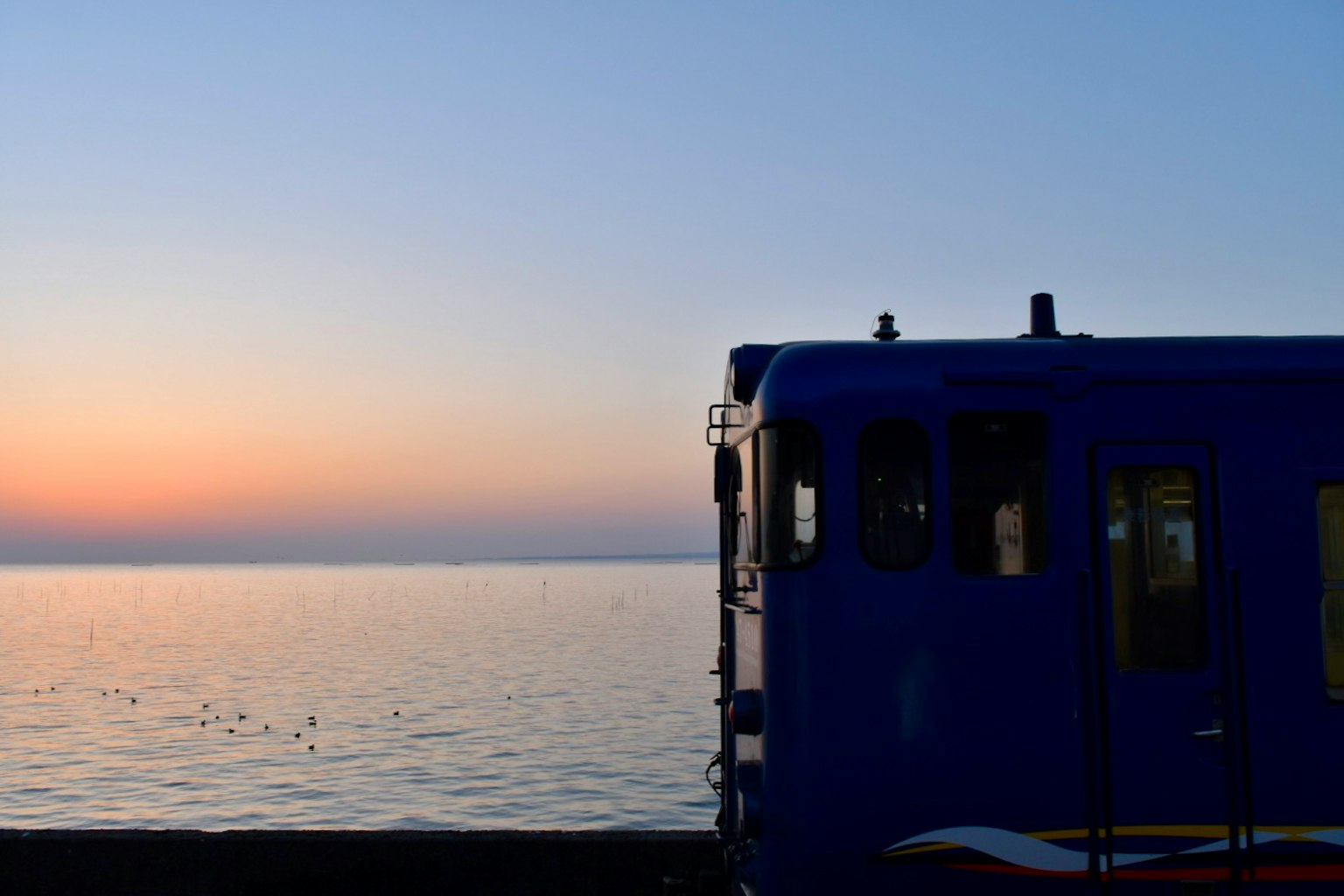 藍色火車與海上的日落