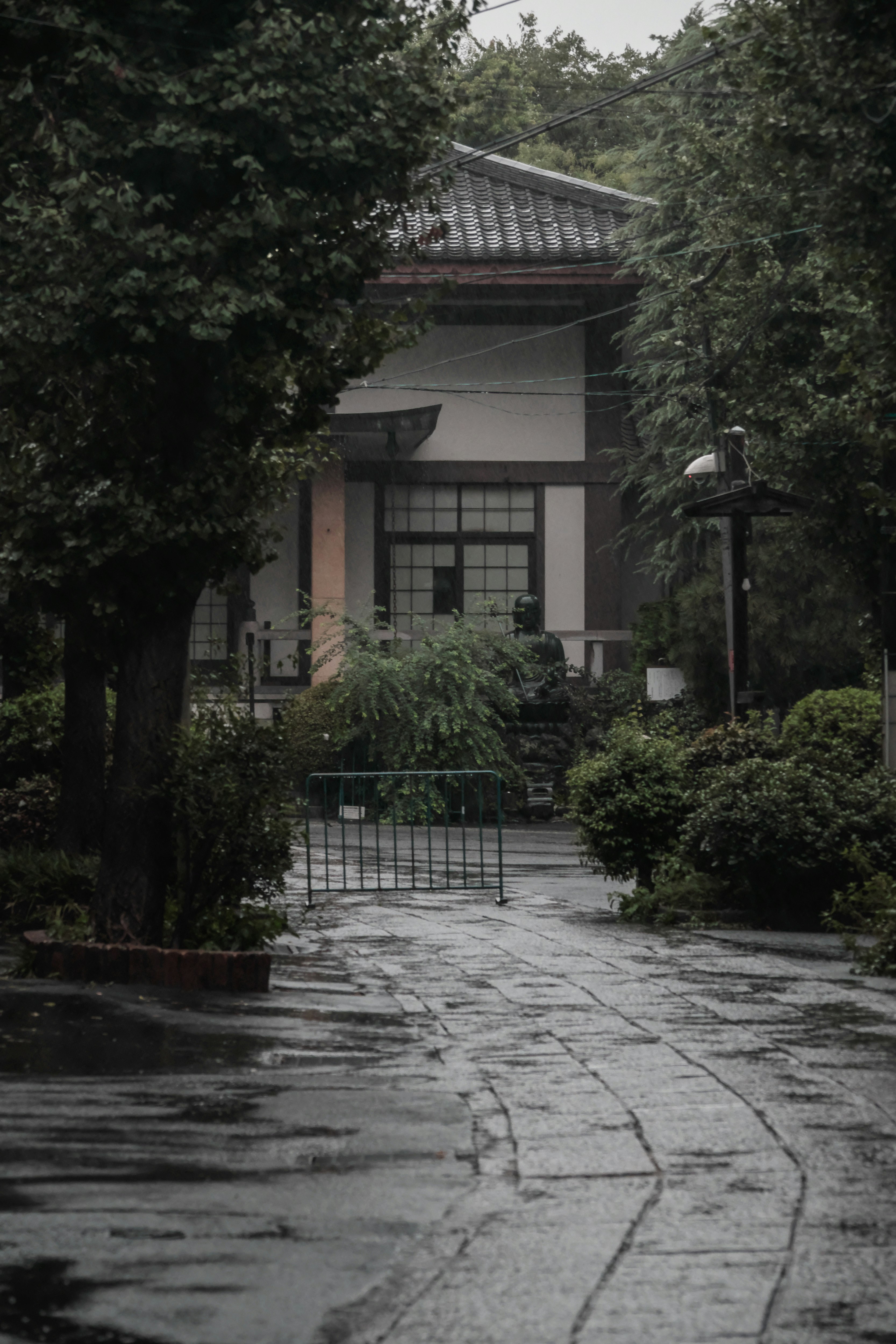 湿润的石板小路通向寺庙门楼
