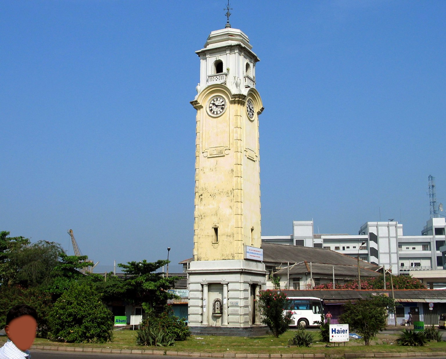 Menara jam berdiri di bawah langit biru yang cerah