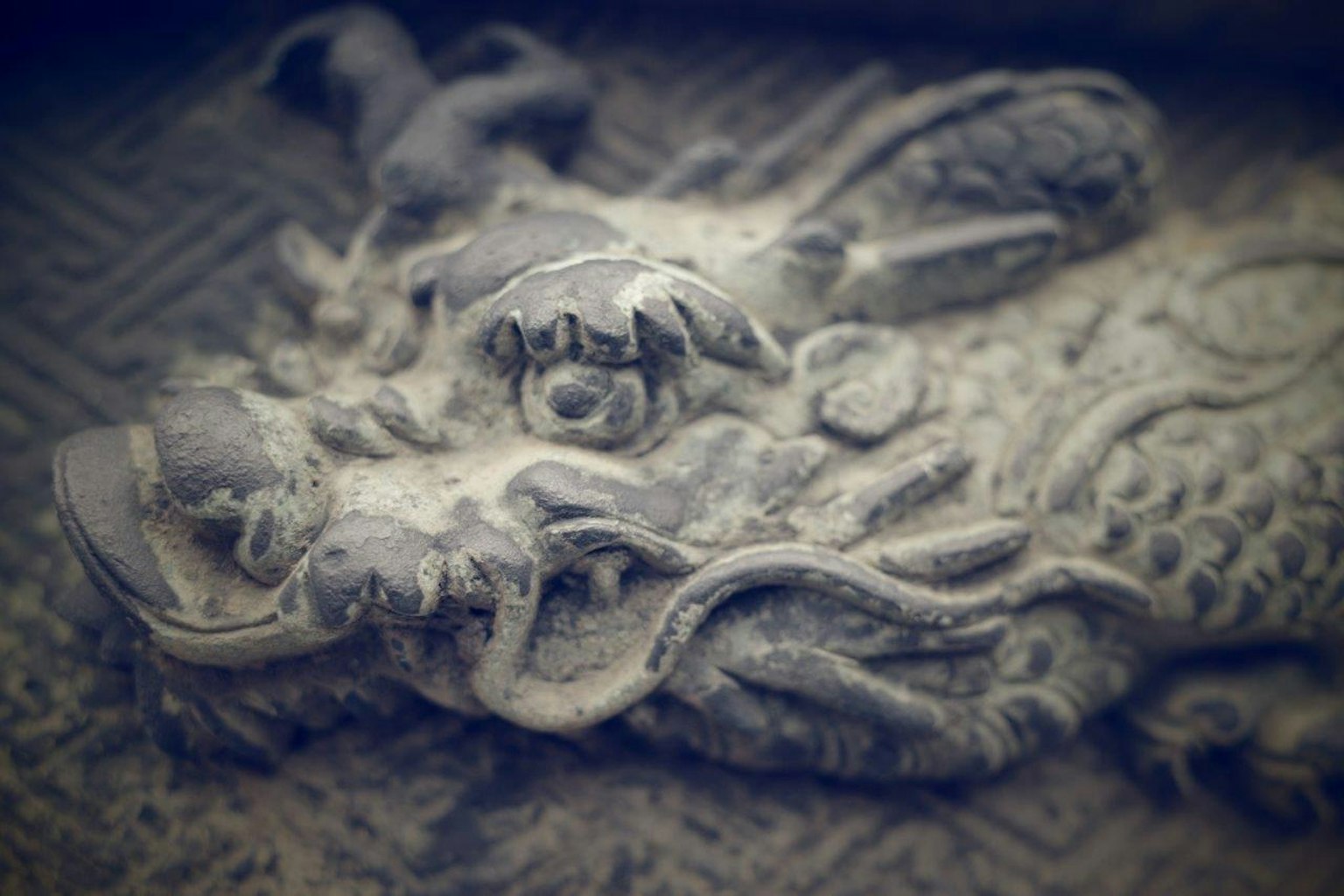 古代龙雕塑的特写，复杂的细节和纹理