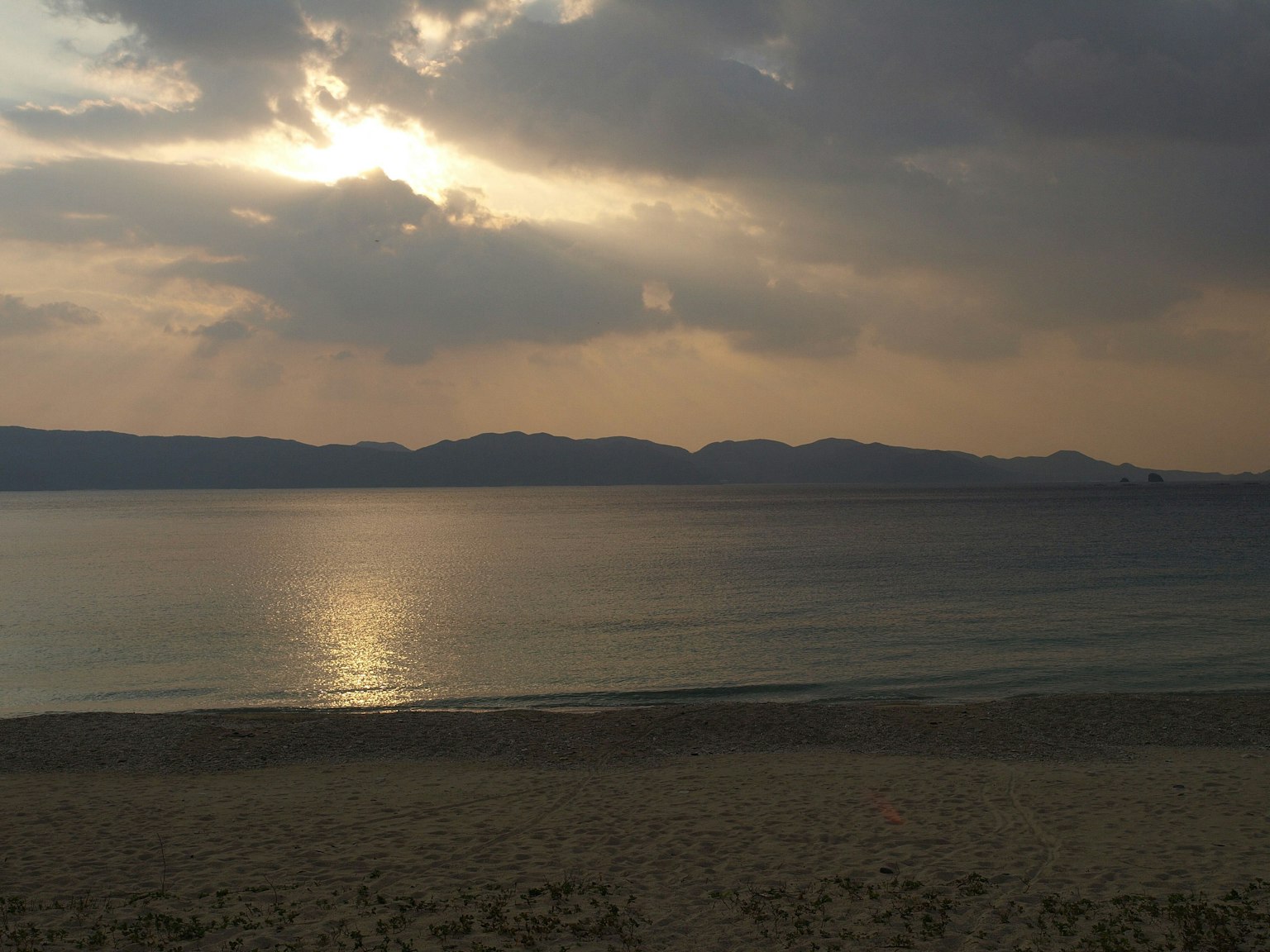 Paysage du soir avec mer et montagnes